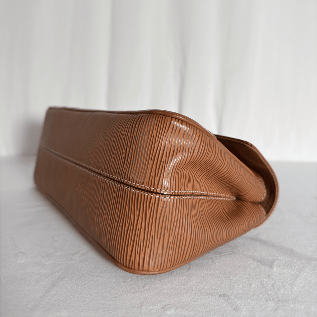 LOUIS VUITTON - SAC À MAIN SEGUR PM - CUIR ÉPI CANNELLE - La Belle Boutique