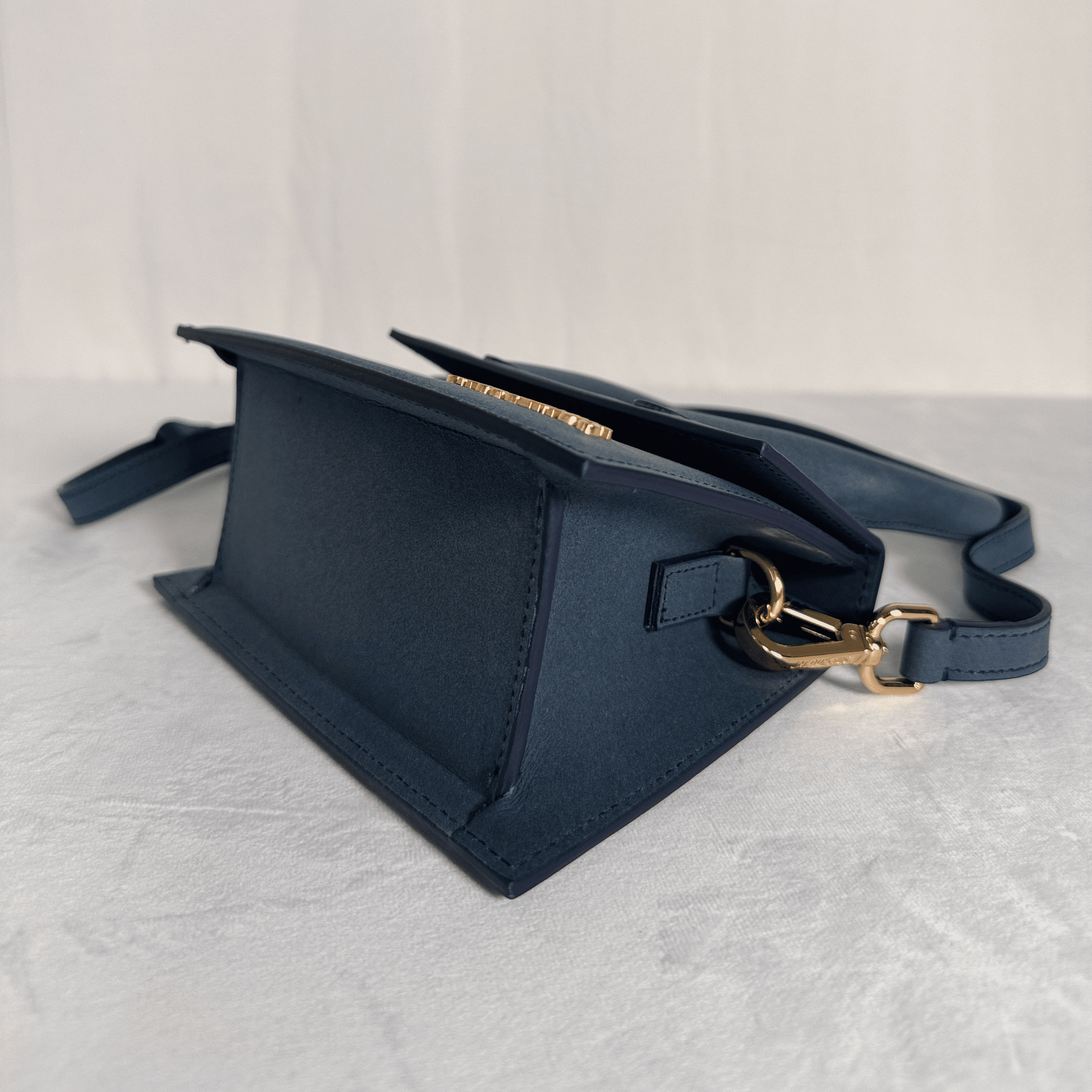 SAC JACQUEMUS LE CHIQUITO MOYEN EN CUIR LISSE BLEU MARINE - La Belle Boutique
