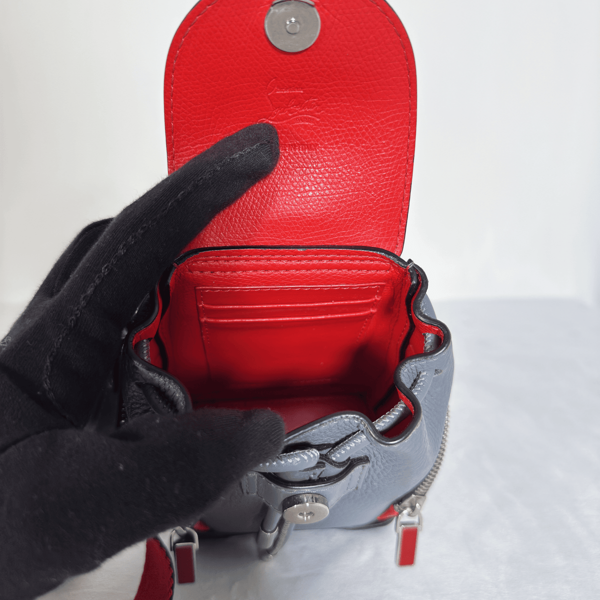 CHRISTIAN LOUBOUTIN - MINI SAC À DOS EXPLORAFUNK - CUIR GRAINE GRIS ET SPIKES - La Belle Boutique