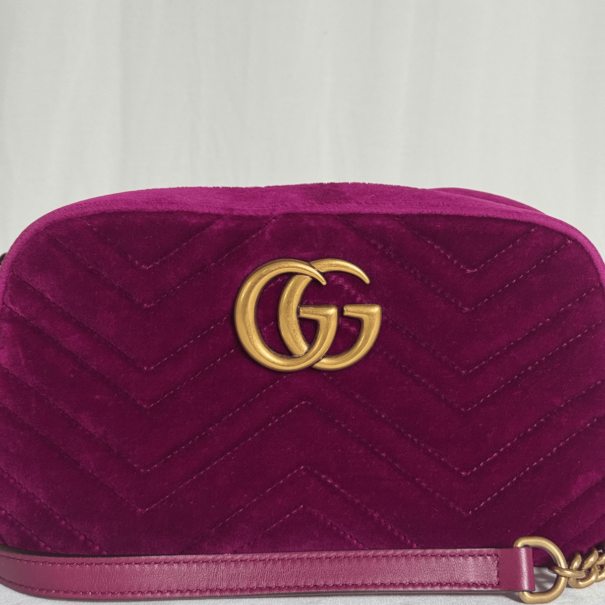 GUCCI - GG MARMONT CAMERA SMALL - VELOURS MATELASSÉ FUCHSIA - La Belle Boutique
