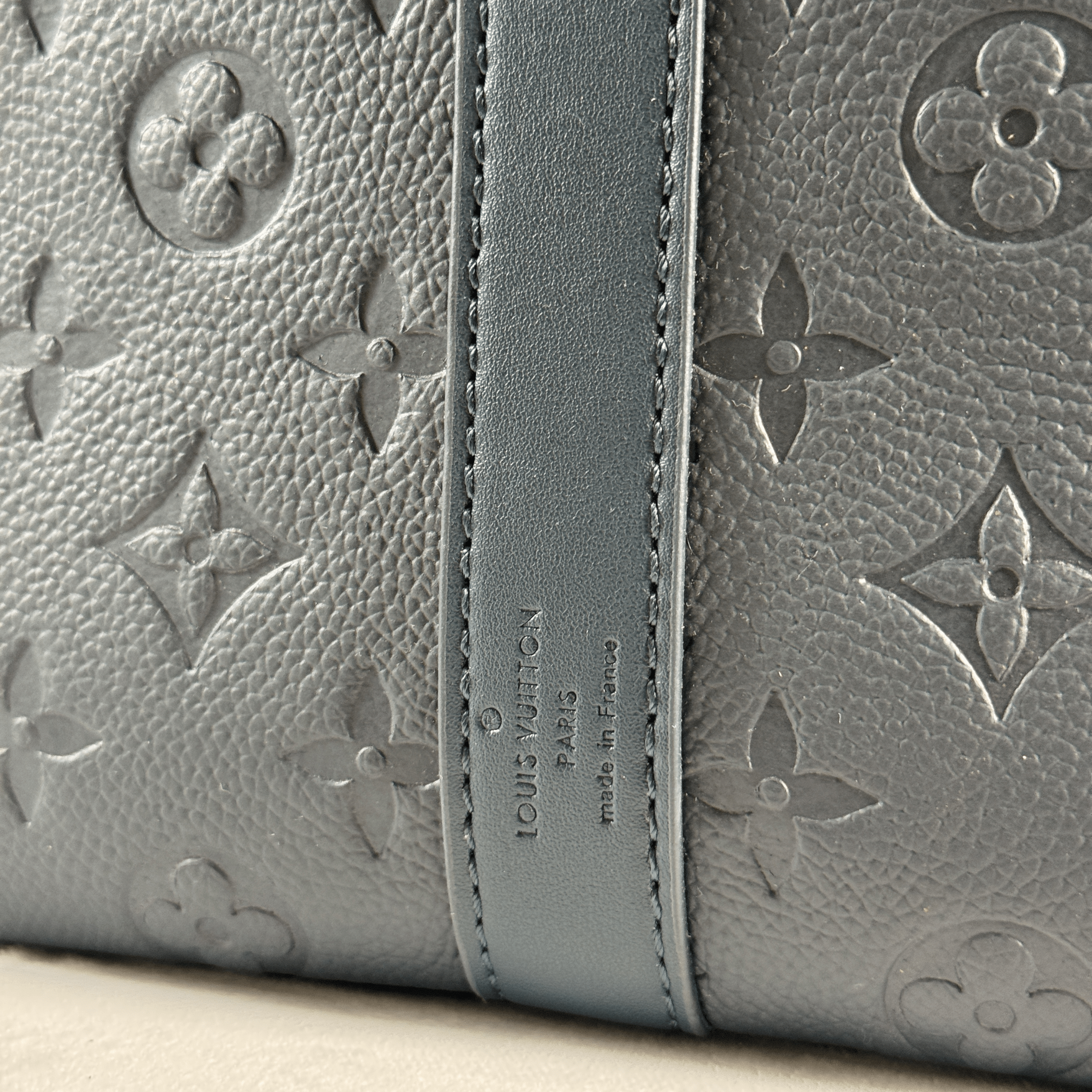 SAC DE VOYAGE LOUIS VUITTON KEEPALL BANDOULIERE 50 - CUIR MONOGRAM SHADOW M14840 - La Belle Boutique