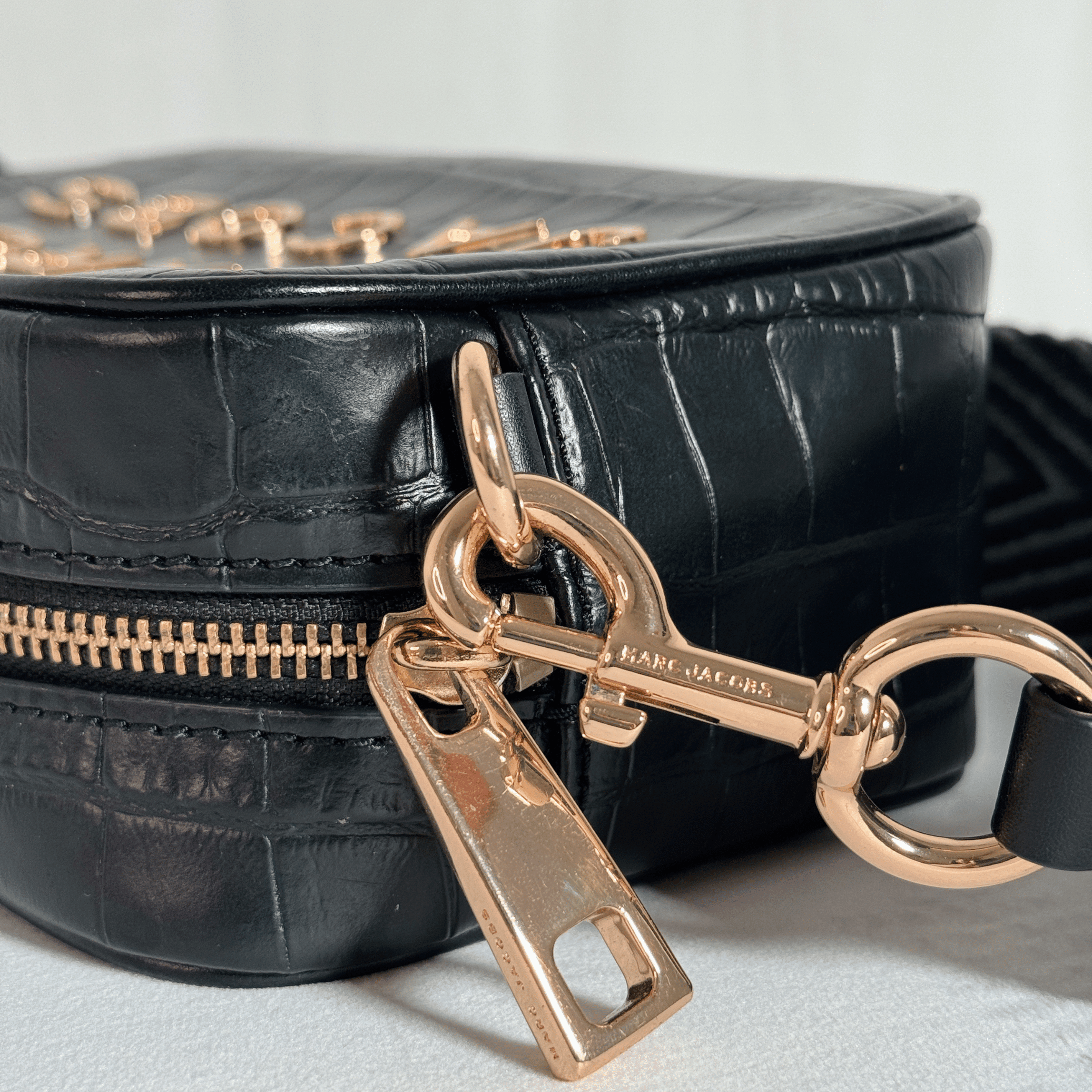 SAC BANDOULIERE MARC JACOBS THE FLASH - CUIR EMBOSSE CROCO NOIR/DORE - La Belle Boutique