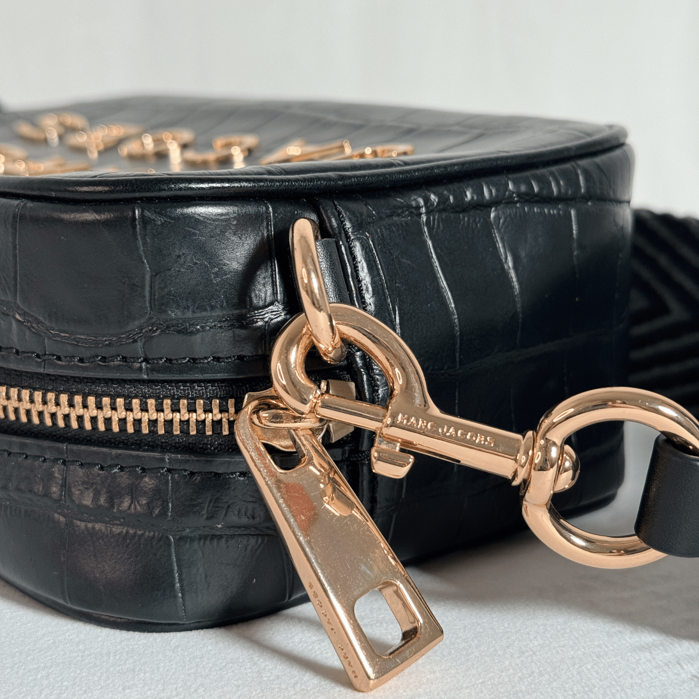 SAC BANDOULIERE MARC JACOBS THE FLASH - CUIR EMBOSSE CROCO NOIR/DORE