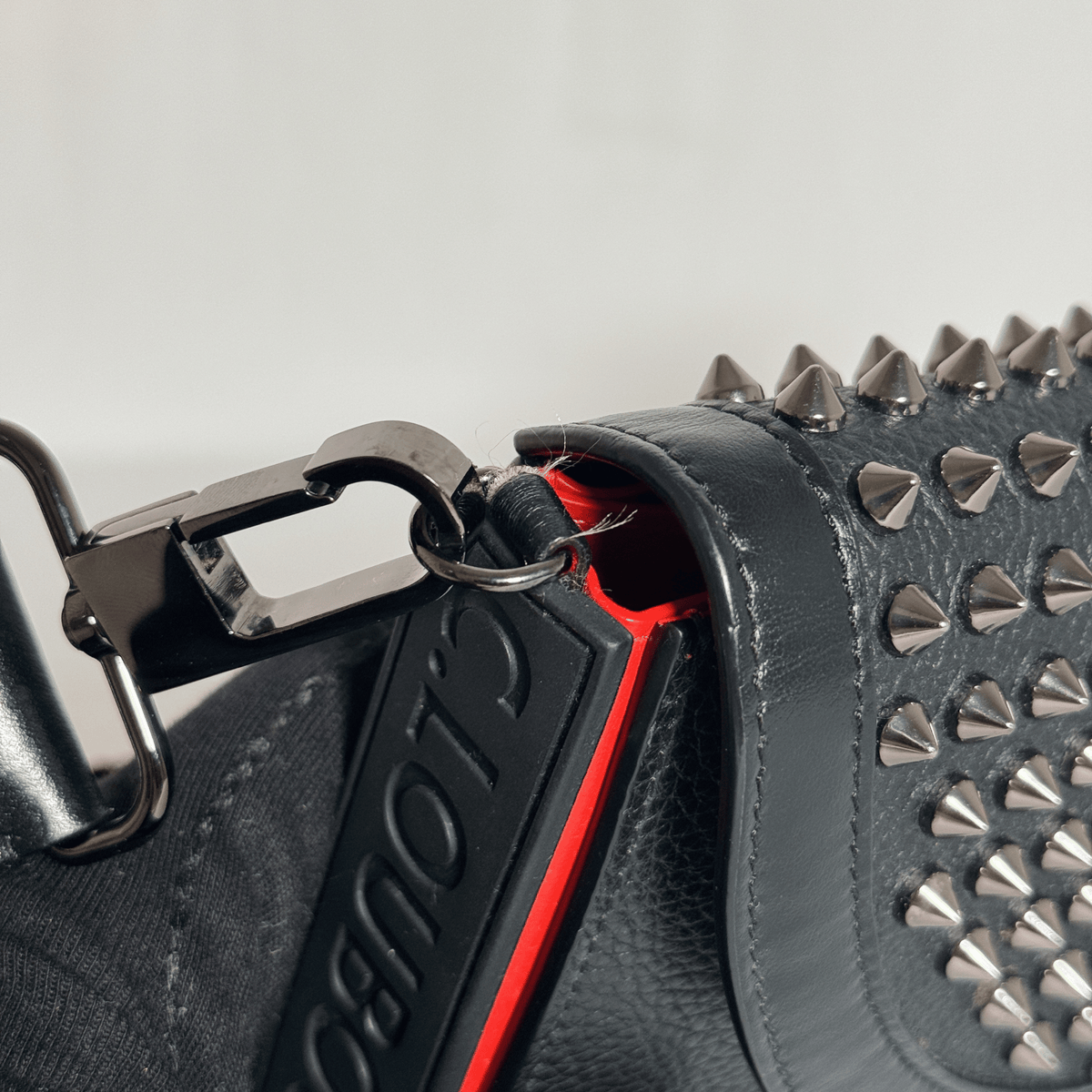 CHRISTIAN LOUBOUTIN - WALLET ON CHAIN EXPLORAFUNK - CUIR GRAINÉ NOIR ET SPIKES