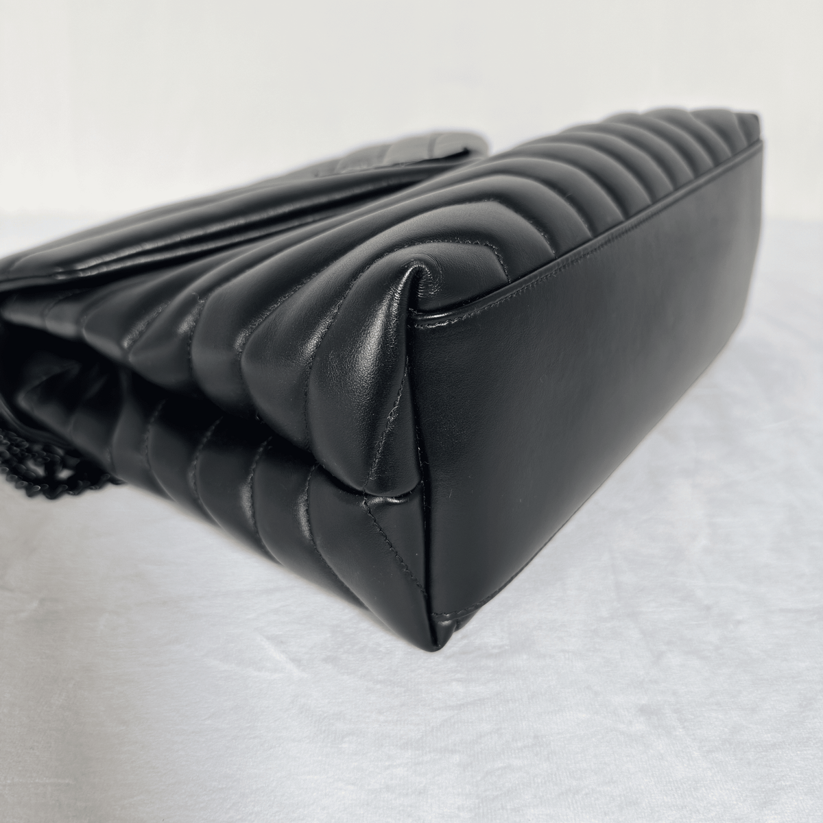SAINT LAURENT - SAC LOULOU MOYEN - CUIR D'AGNEAU MATELASSÉ NOIR - BIJOUTERIE NOIRE - La Belle Boutique