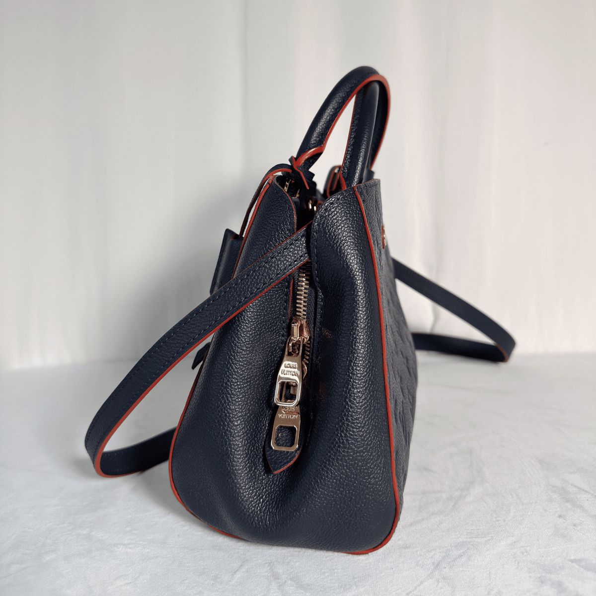 LOUIS VUITTON - SAC À MAIN MONTAIGNE BB - CUIR EMPREINTE MARINE - La Belle Boutique