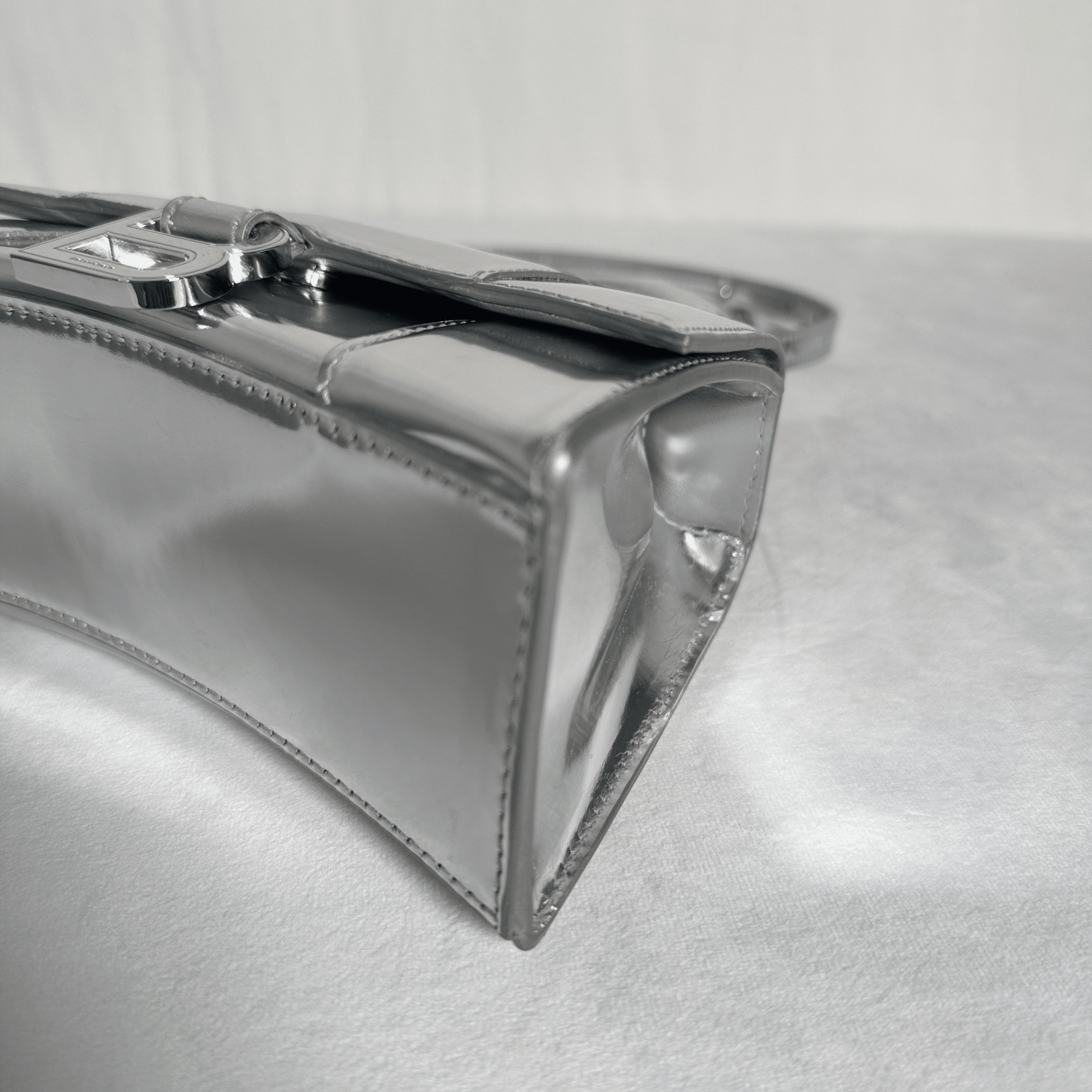 SAC BALENCIAGA HOURGLASS XS EN CUIR DE VEAU EFFET MIROIR ARGENTÉ - La Belle Boutique