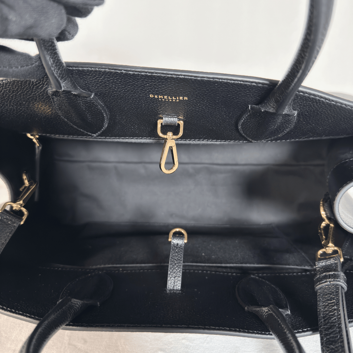 DEMELLIER - HUDSON - CUIR GRAINE NOIR - BANDOULIERE AMOVIBLE