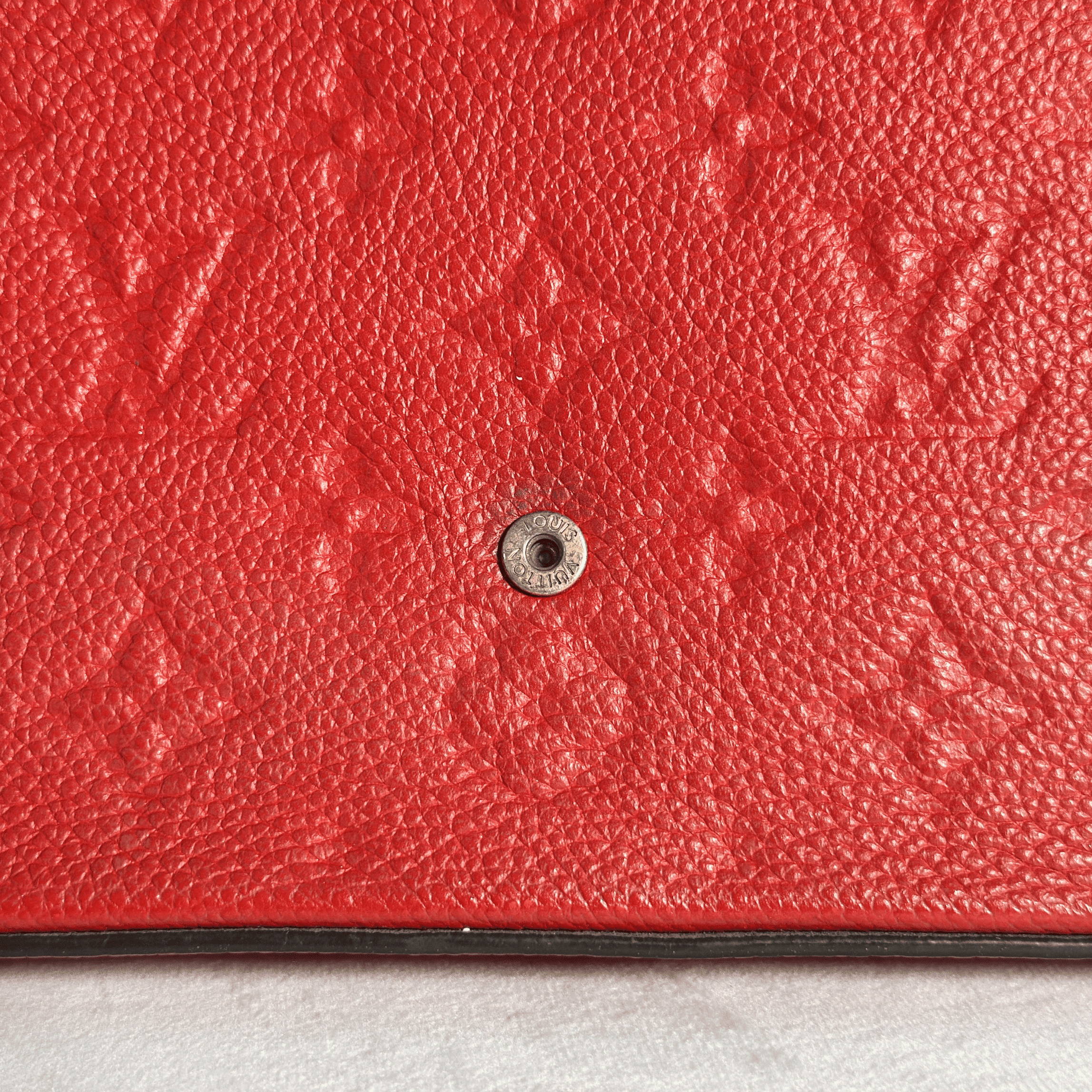 POCHETTE LOUIS VUITTON FELICIE – CUIR EMPREINTE ROUGE - La Belle Boutique