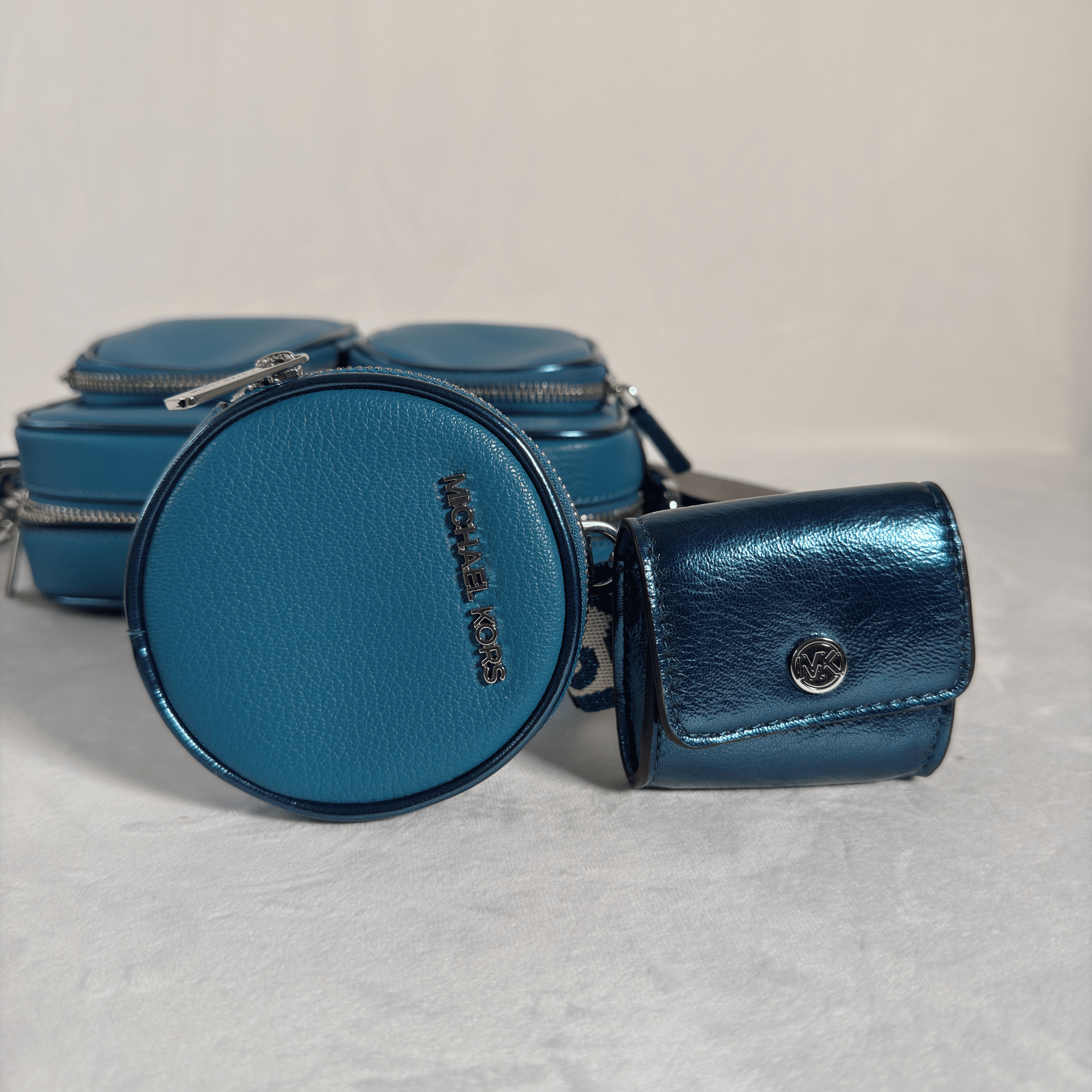 MICHAEL KORS BRYANT - CAMERA BAG + POCHETTE RONDE + MINI ETUI - La Belle Boutique