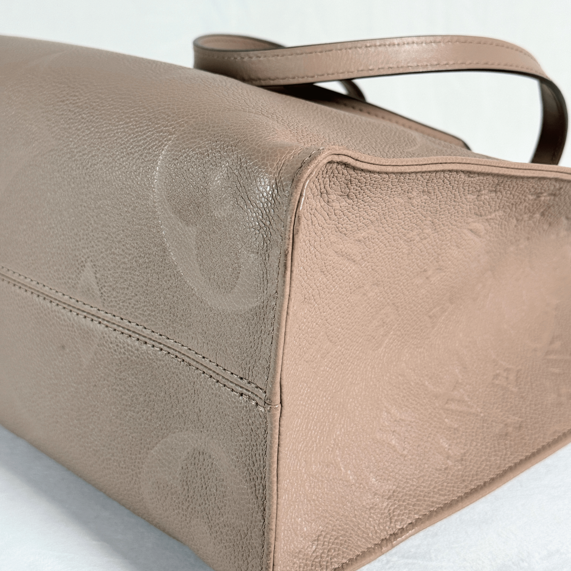 CABAS LOUIS VUITTON ONTHEGO MM - CUIR MONOGRAM EMPREINTE TOURTERELLE