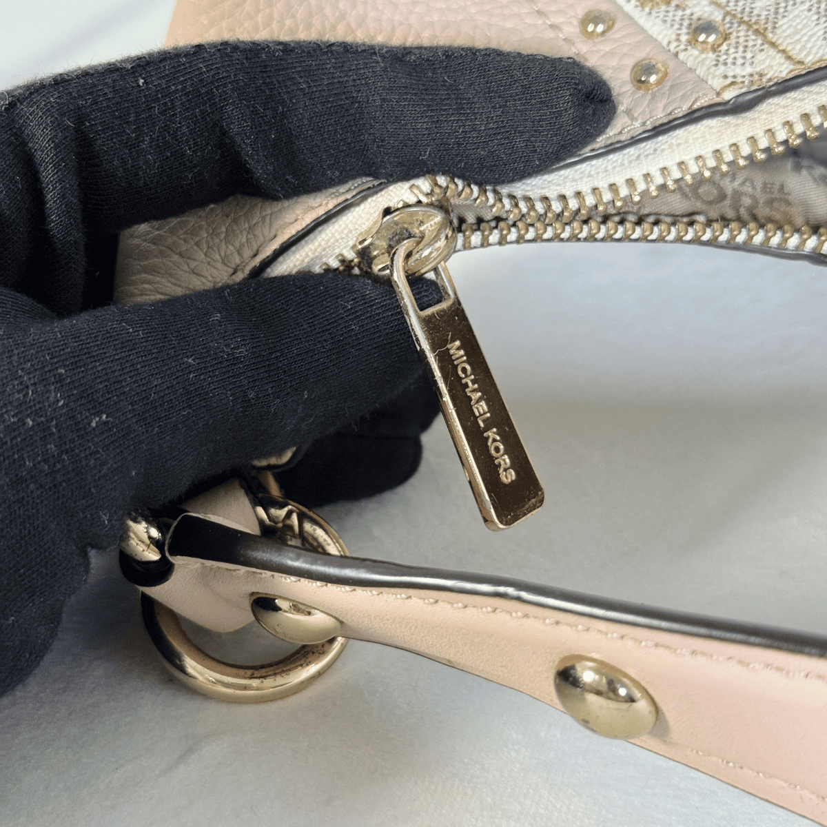 MICHAEL KORS - ARIA - TOILE MONOGRAMME VANILLE ET CUIR ROSE POUDRE - CLOUTE