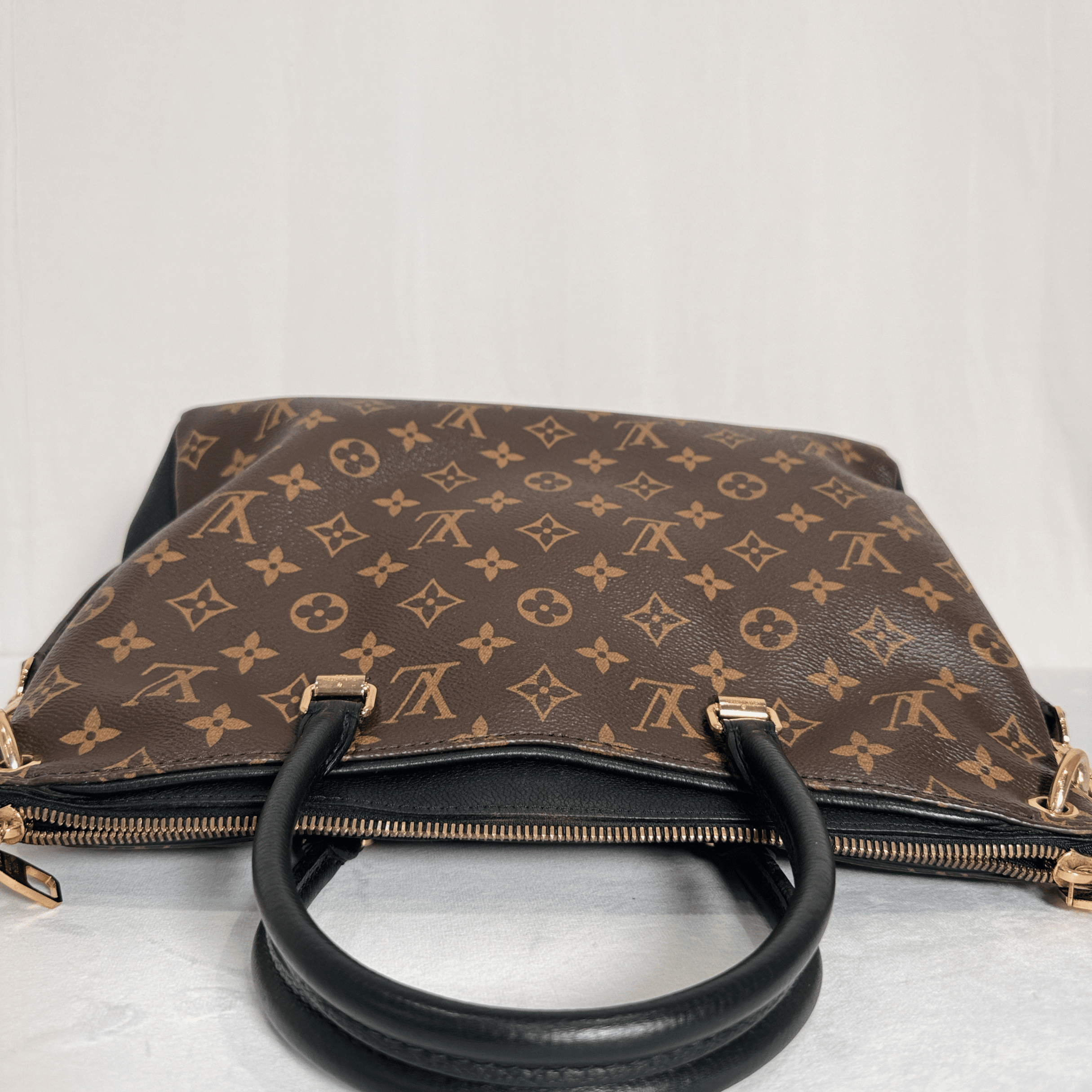 SAC LOUIS VUITTON PALLAS MM EN TOILE MONOGRAMME ET CUIR NOIR - La Belle Boutique