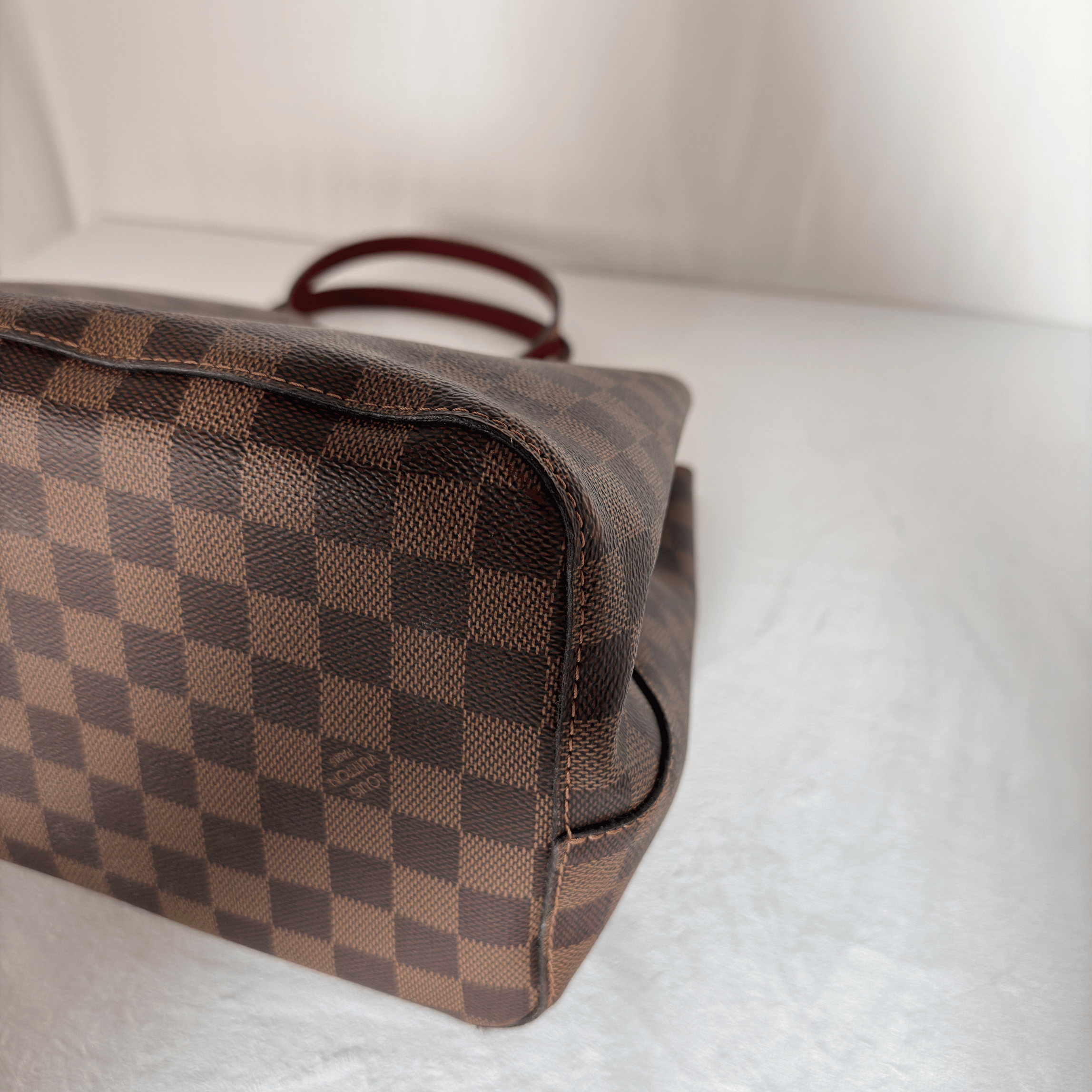 LOUIS VUITTON - NEO NOE MM - TOILE DAMIER EBENE - GARNITURE ROUGE