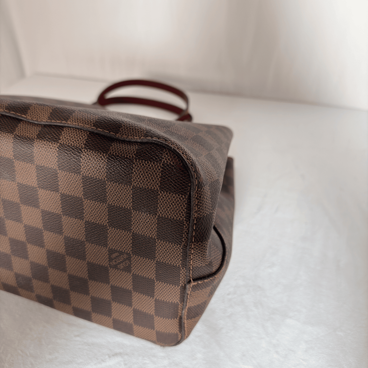 LOUIS VUITTON - NEO NOE MM - TOILE DAMIER EBENE - GARNITURE ROUGE - La Belle Boutique