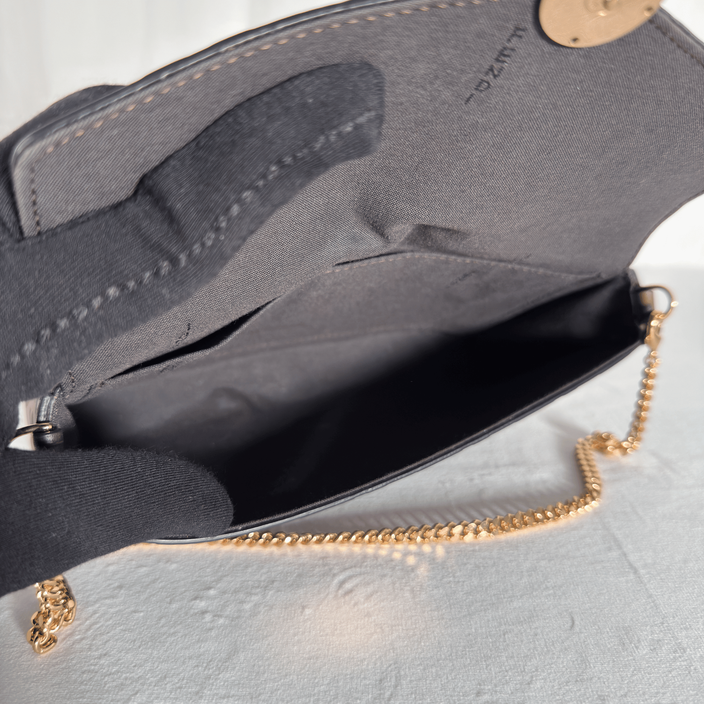 FENDI - POCHETTE WALLET ON CHAIN CUIR NAPPA EMBOSSÉ FF NOIR/TABAC - La Belle Boutique