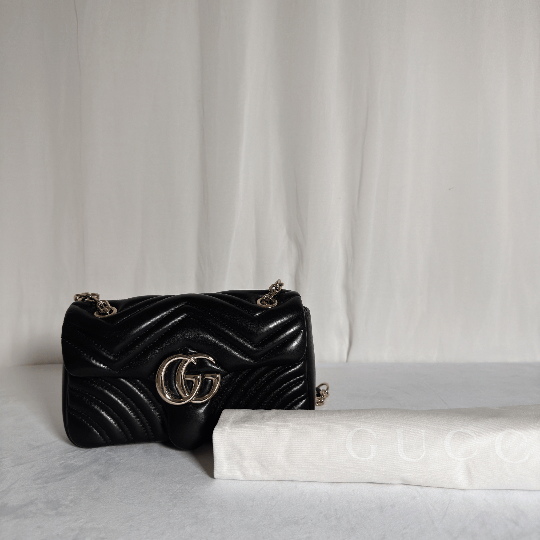 GUCCI - SAC GG MARMONT SMALL - CUIR MATELASSE CHEVRON NOIR - QUINCAILLERIE DOREE