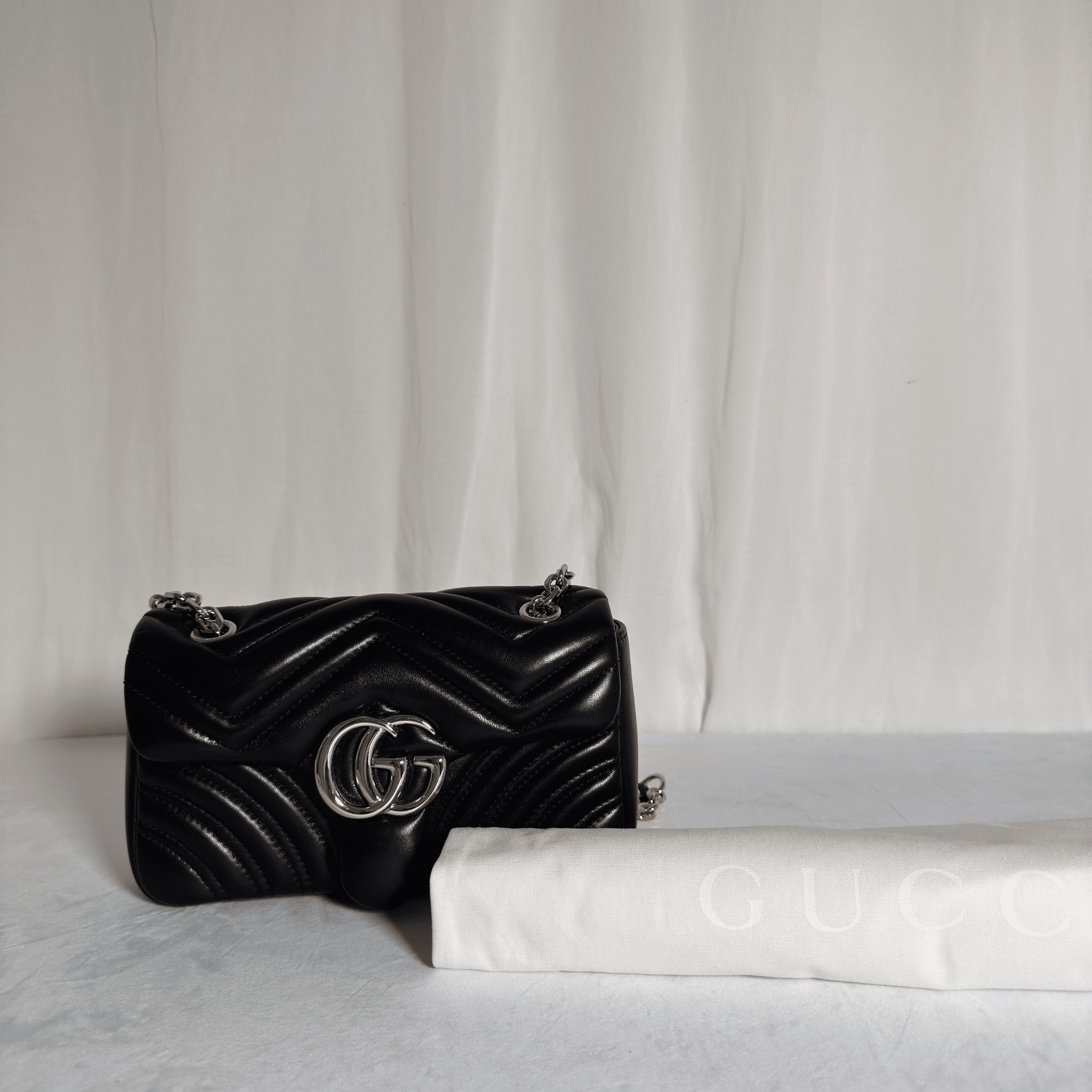 GUCCI - SAC GG MARMONT SMALL - CUIR MATELASSE CHEVRON NOIR - QUINCAILLERIE DOREE - La Belle Boutique