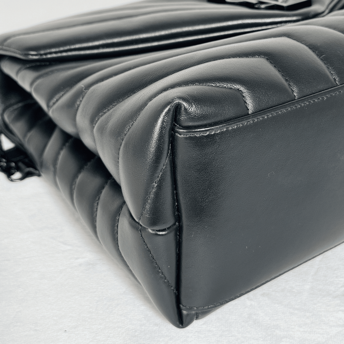 SAINT LAURENT - SAC LOULOU MOYEN - CUIR D'AGNEAU MATELASSÉ NOIR - BIJOUTERIE NOIRE - La Belle Boutique