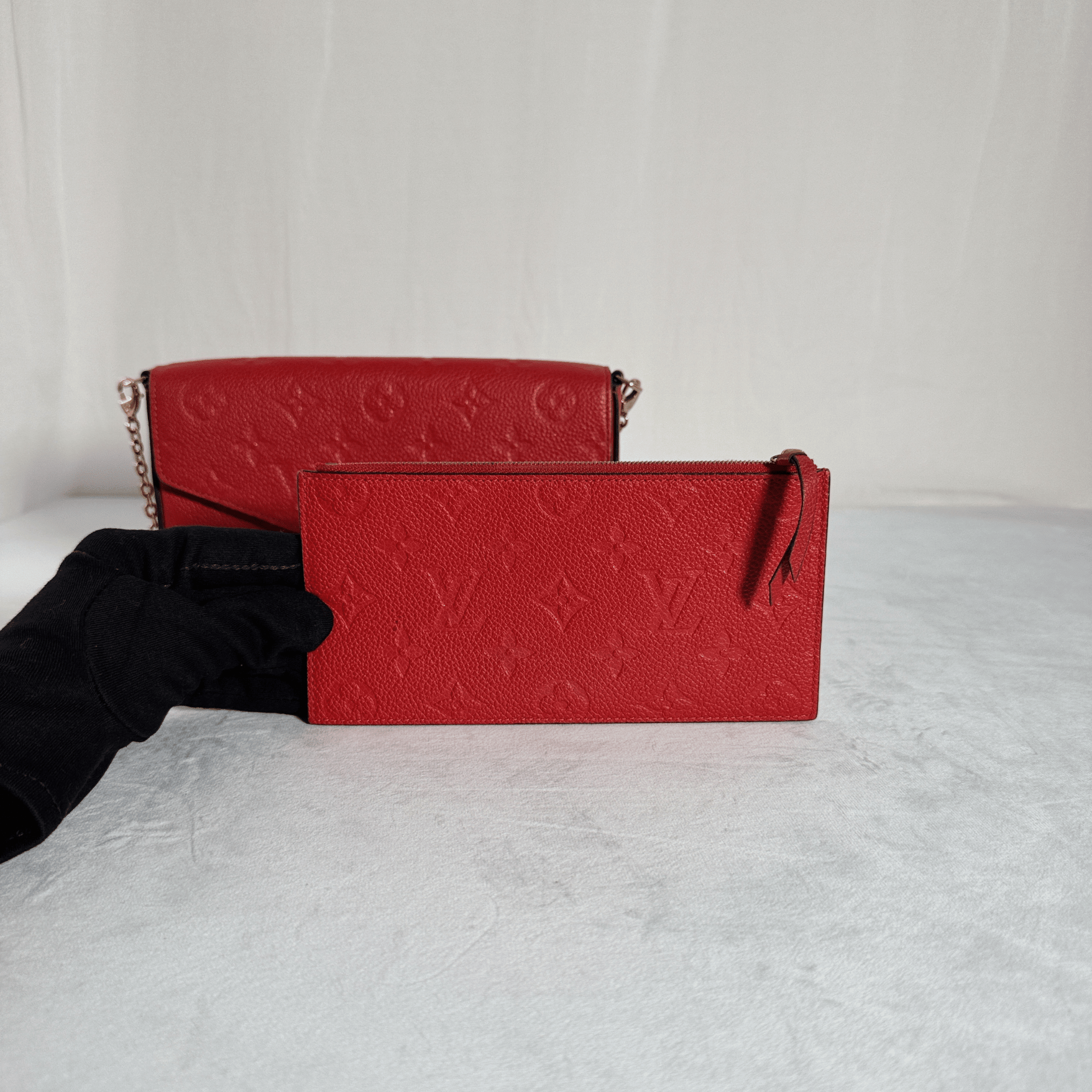 POCHETTE LOUIS VUITTON FELICIE – CUIR EMPREINTE ROUGE - La Belle Boutique