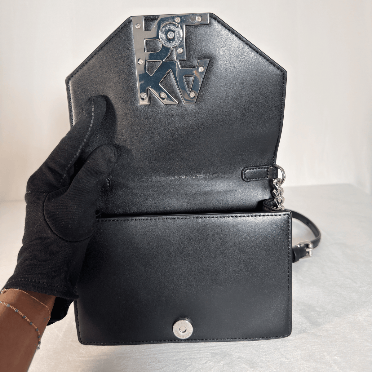 KARL LAGERFELD - SAC BANDOULIERE - CUIR LISSE NOIR - LOGO KARL PAILLETE