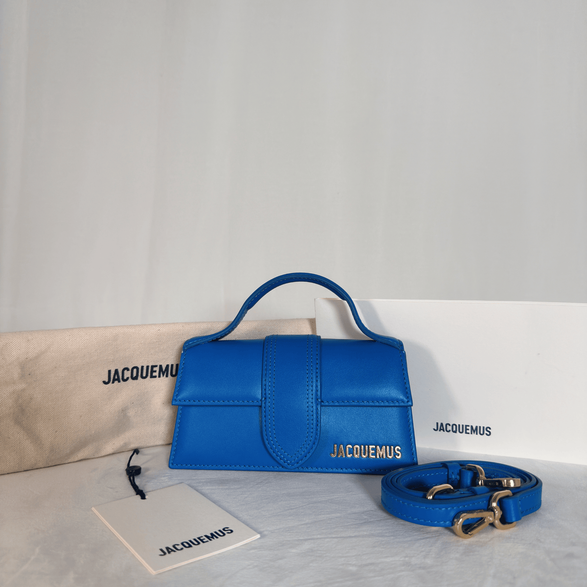JACQUEMUS - LE BAMBINO - CUIR LISSE BLEU ELECTRIQUE - BANDOULIERE AMOVIBLE