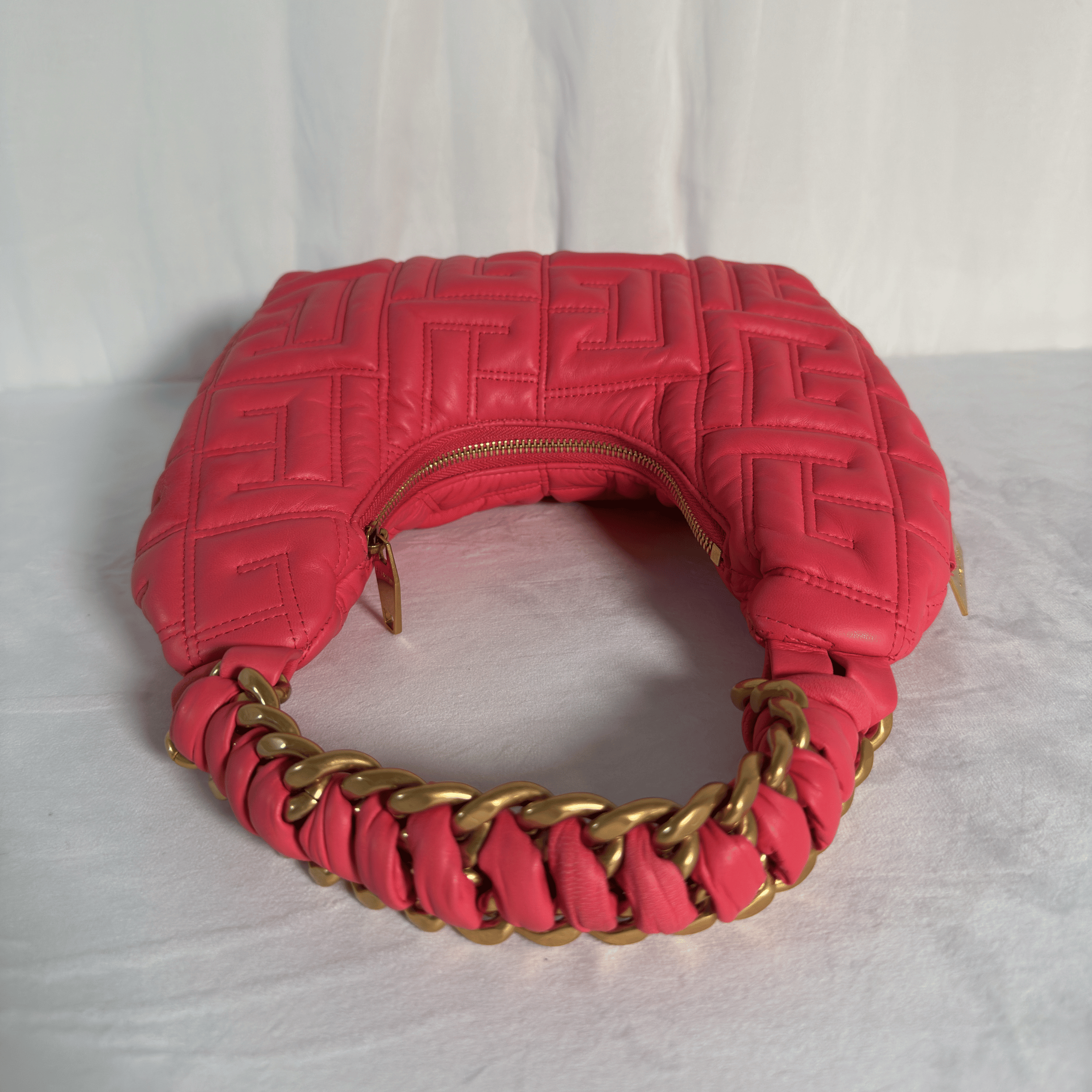BALMAIN - SAC EPAULE PILLOW - CUIR MATELASSE MONOGRAMME ROSE FUCHSIA