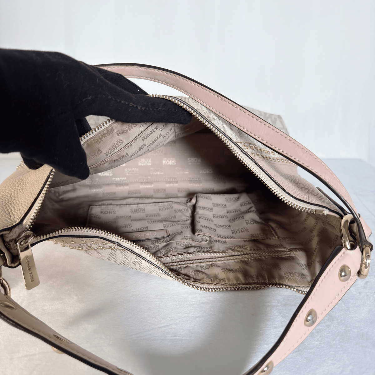 MICHAEL KORS - ARIA - TOILE MONOGRAMME VANILLE ET CUIR ROSE POUDRE - CLOUTE