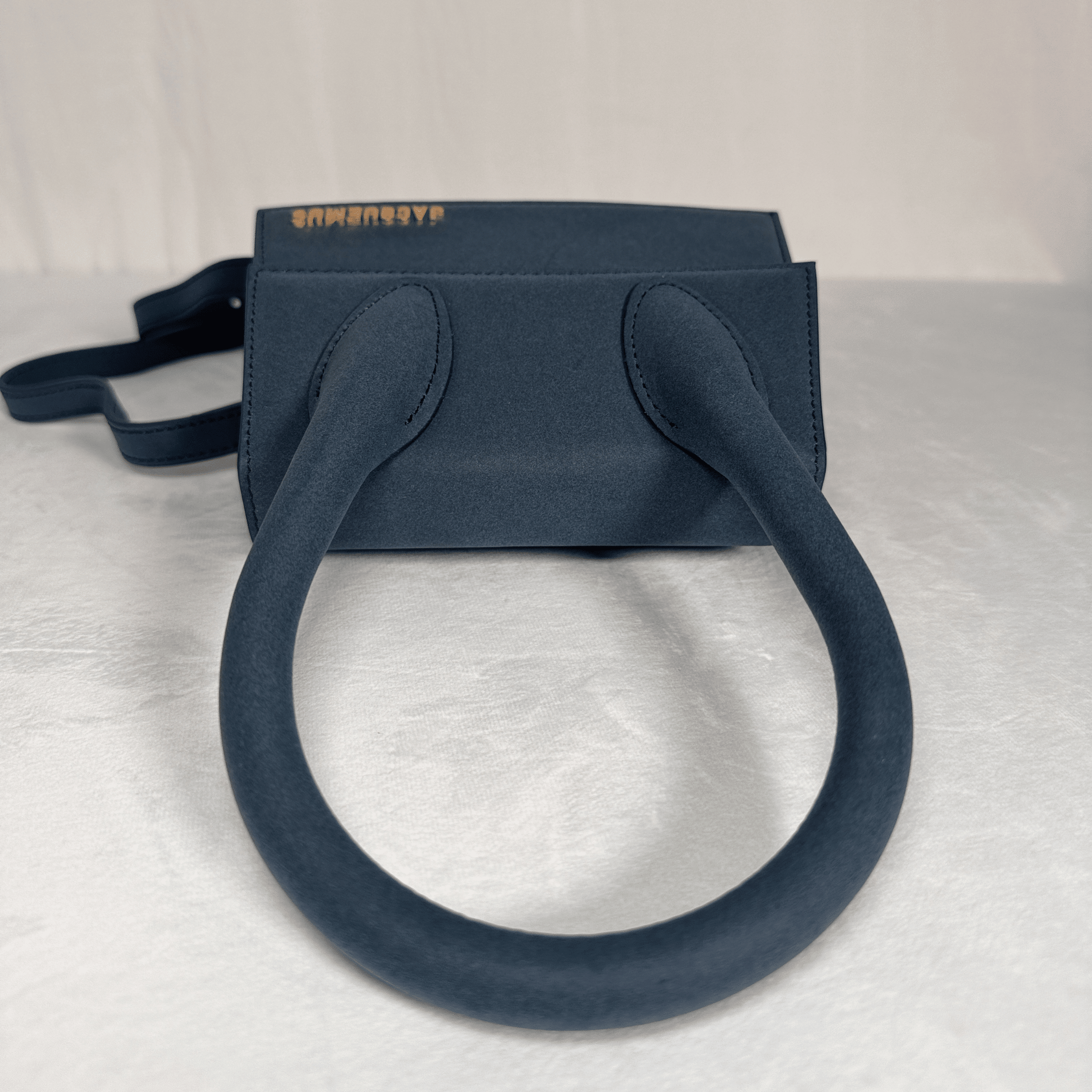SAC JACQUEMUS LE CHIQUITO MOYEN EN CUIR LISSE BLEU MARINE - La Belle Boutique