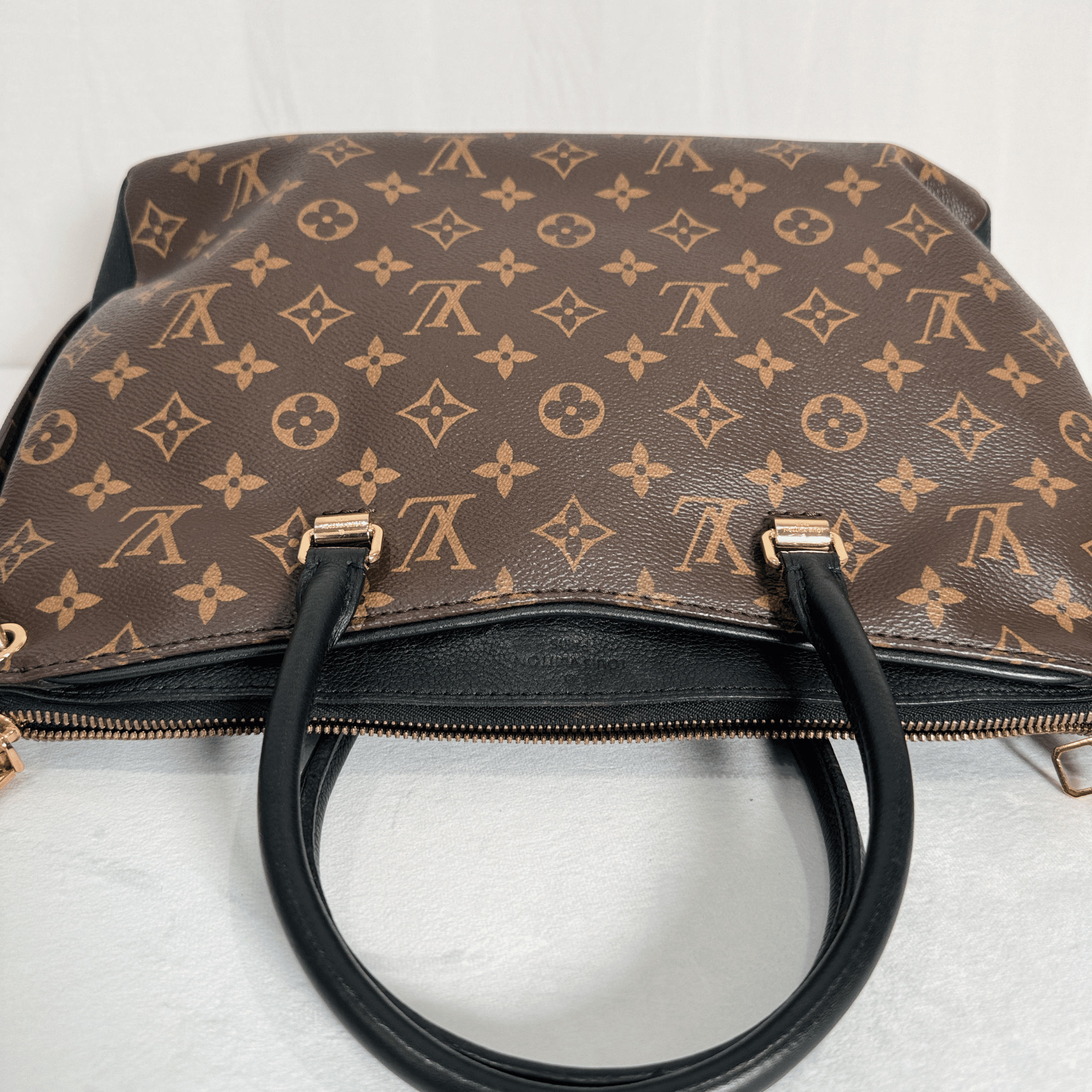 SAC LOUIS VUITTON PALLAS MM EN TOILE MONOGRAMME ET CUIR NOIR - La Belle Boutique