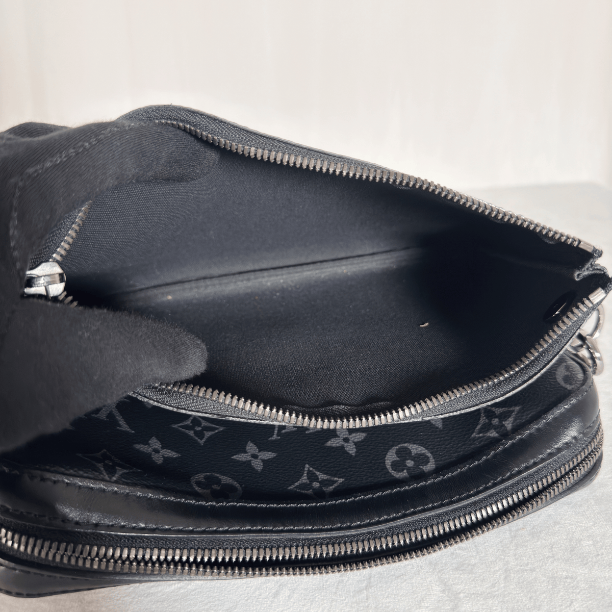 LOUIS VUITTON - TRIO MESSENGER - TOILE MONOGRAM ECLIPSE