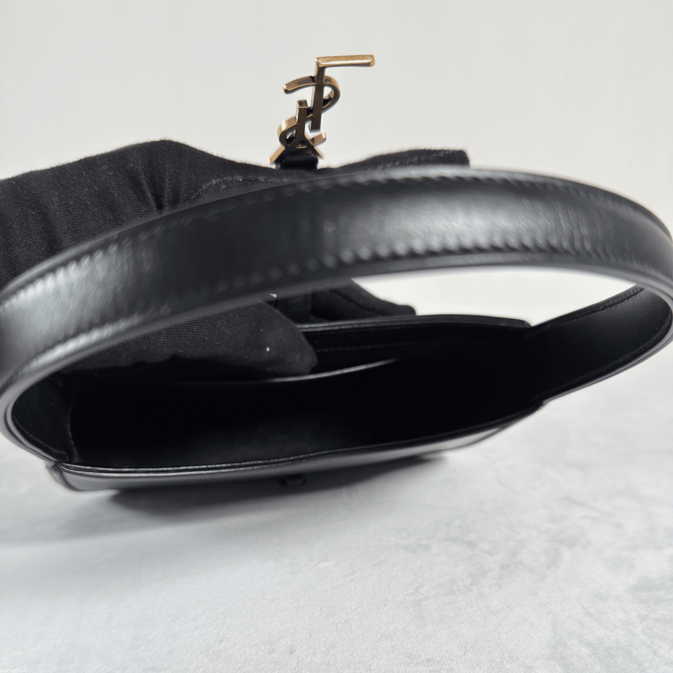 SAC A MAIN SAINT LAURENT LE 5 A 7 MINI - CUIR LISSE NOIR, CASSANDRE DOREE - La Belle Boutique