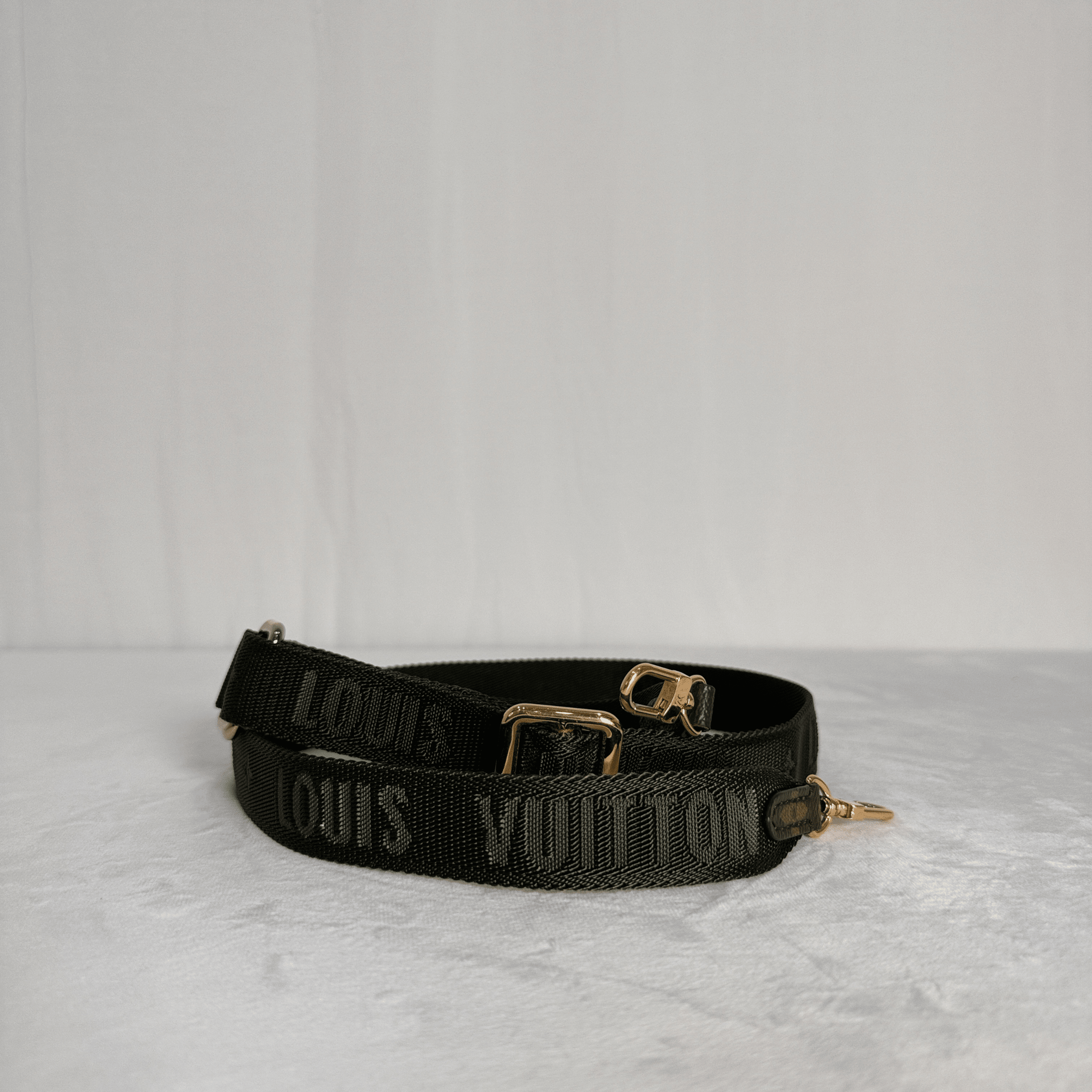 POCHETTE LOUIS VUITTON FÉLICIE STRAP & GO EN TOILE MONOGRAMME — KAKI - La Belle Boutique