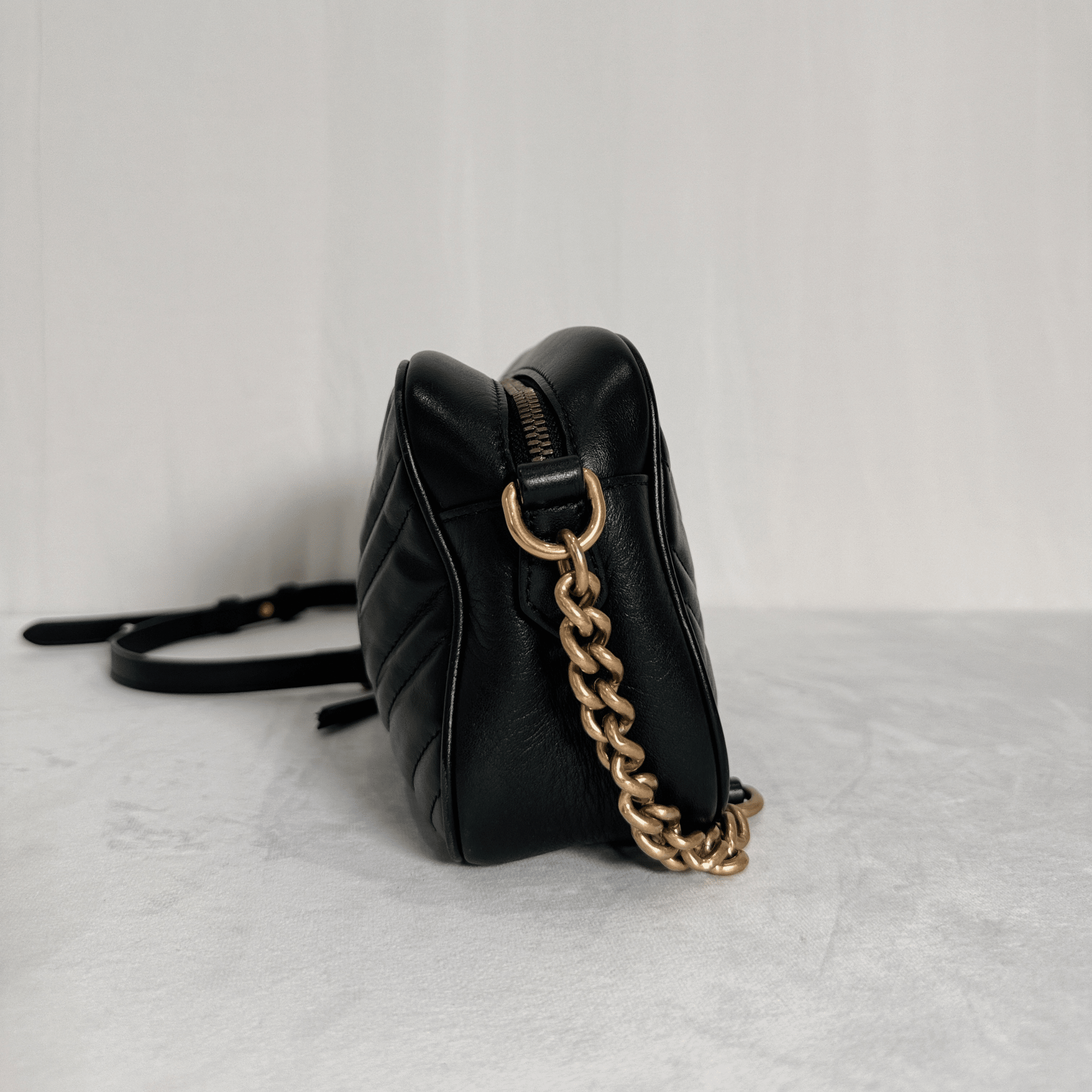 SAC GUCCI GG MARMONT CAMERA BAG SMALL EN CUIR MATELASSÉ NOIR - La Belle Boutique