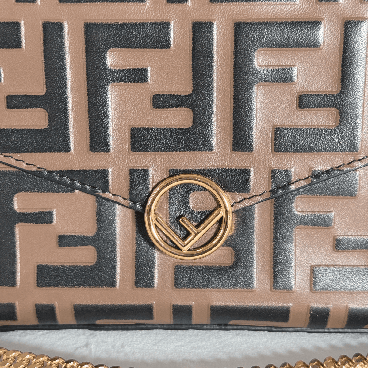 FENDI - POCHETTE WALLET ON CHAIN CUIR NAPPA EMBOSSÉ FF NOIR/TABAC - La Belle Boutique