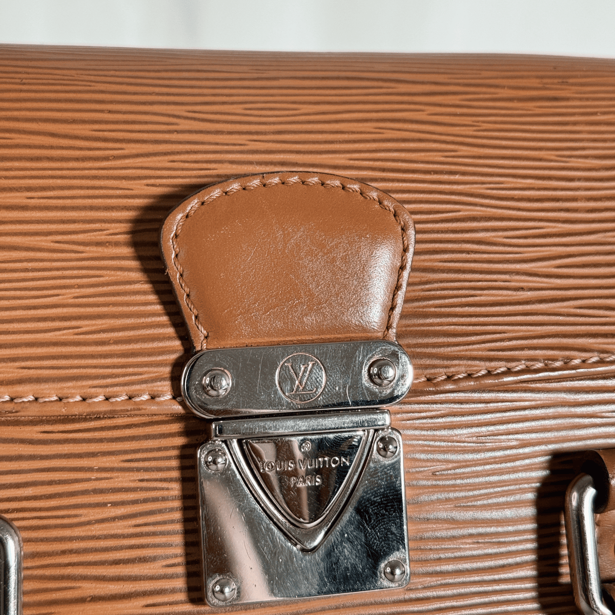 LOUIS VUITTON - SAC À MAIN SEGUR PM - CUIR ÉPI CANNELLE - La Belle Boutique