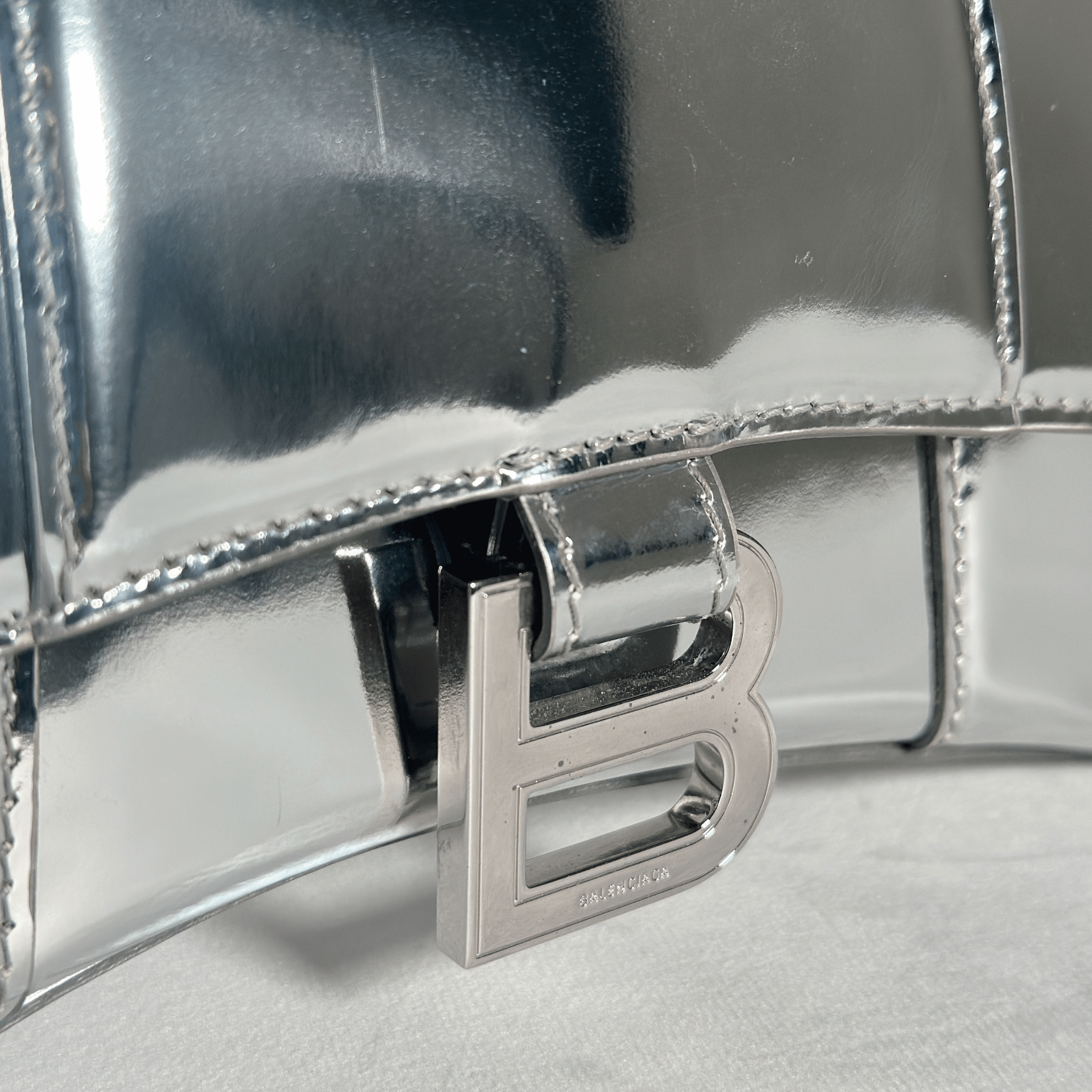 SAC BALENCIAGA HOURGLASS XS EN CUIR DE VEAU EFFET MIROIR ARGENTÉ - La Belle Boutique