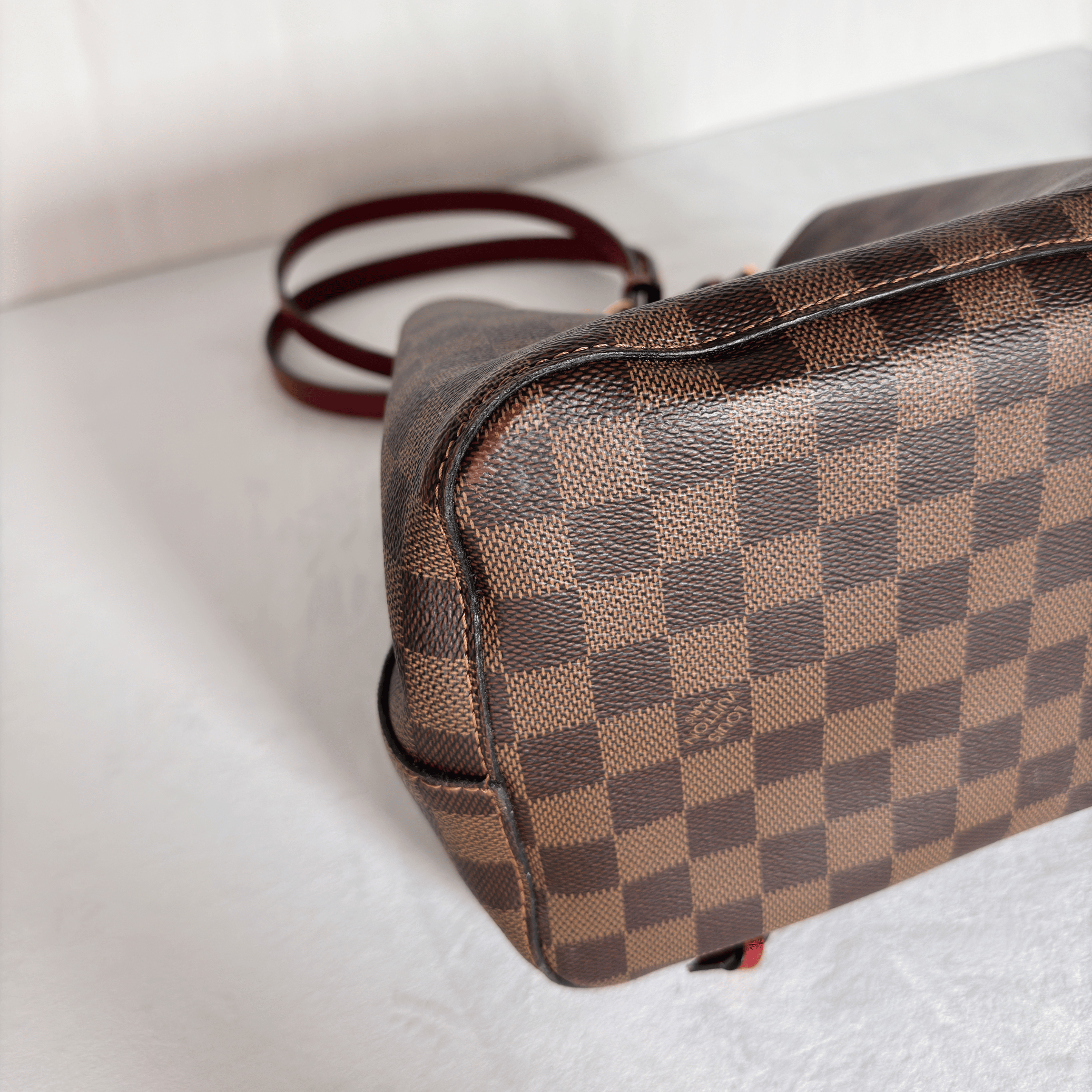 LOUIS VUITTON - NEO NOE MM - TOILE DAMIER EBENE - GARNITURE ROUGE