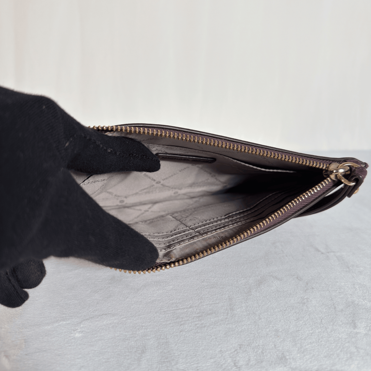MICHAEL KORS - POCHETTE JET SET TRAVEL - CUIR SAFFIANO AJOURE VIOLET PRUNE