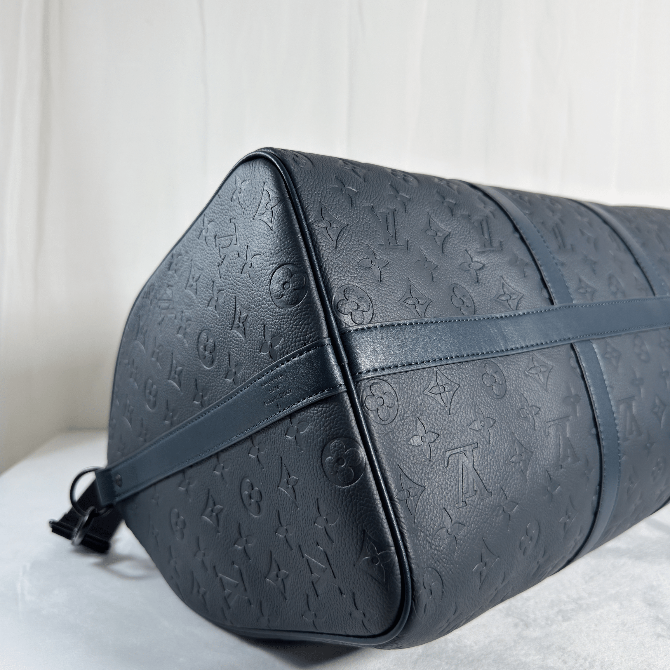 SAC DE VOYAGE LOUIS VUITTON KEEPALL BANDOULIERE 50 - CUIR MONOGRAM SHADOW M14840 - La Belle Boutique
