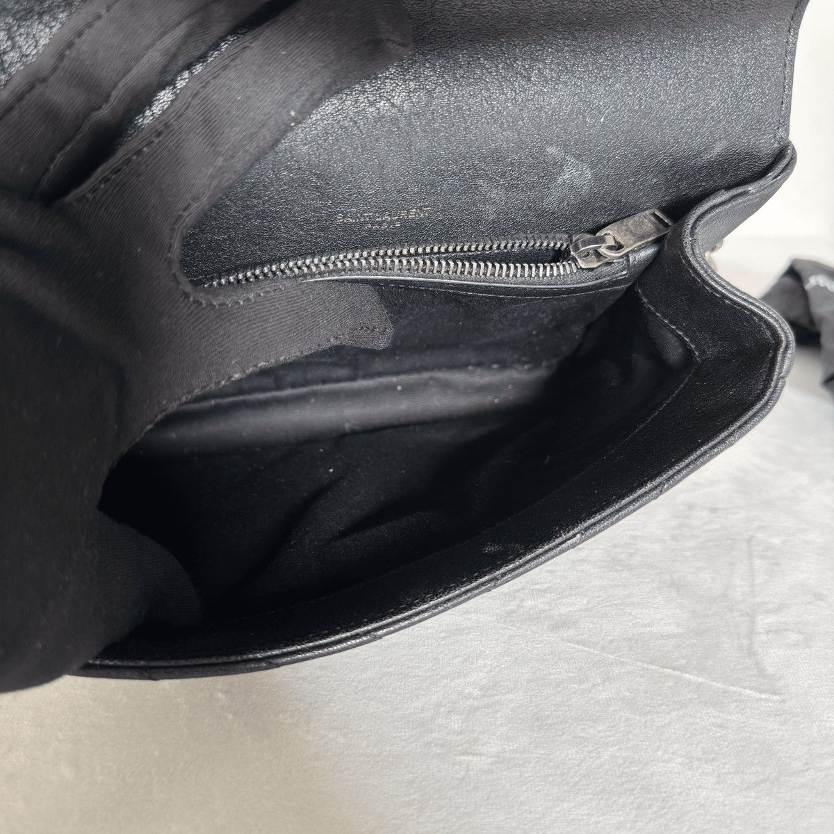 SAINT LAURENT - SAC COLLEGE MEDIUM - CUIR MATELASSE NOIR EFFET VIEILLI - QUINCAILLERIE ARGENT VIEILLI