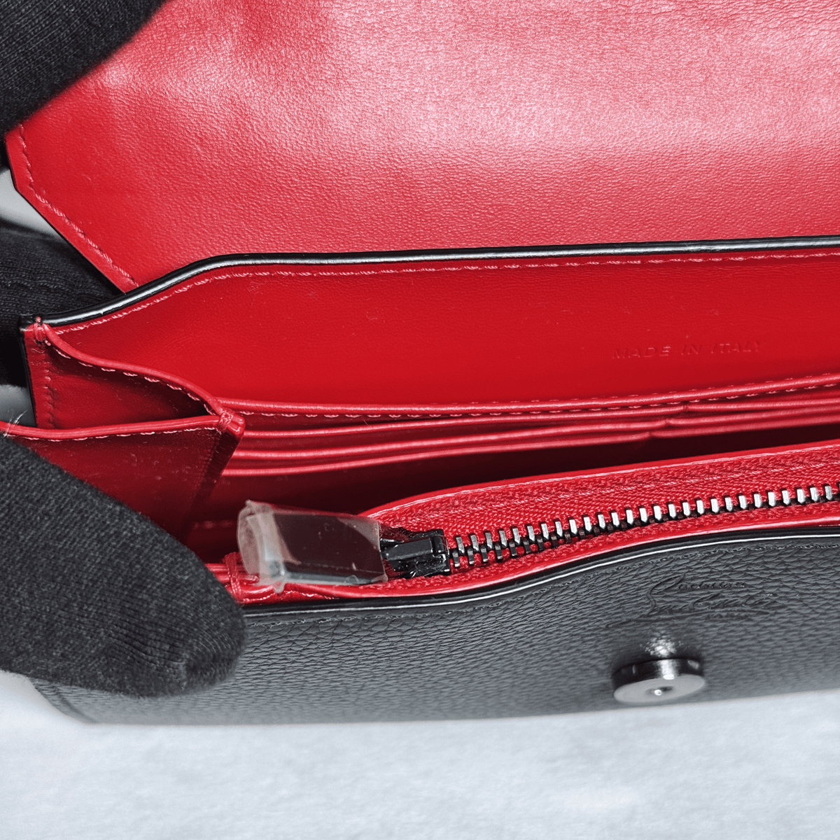 CHRISTIAN LOUBOUTIN - WALLET ON CHAIN EXPLORAFUNK - CUIR GRAINÉ NOIR ET SPIKES