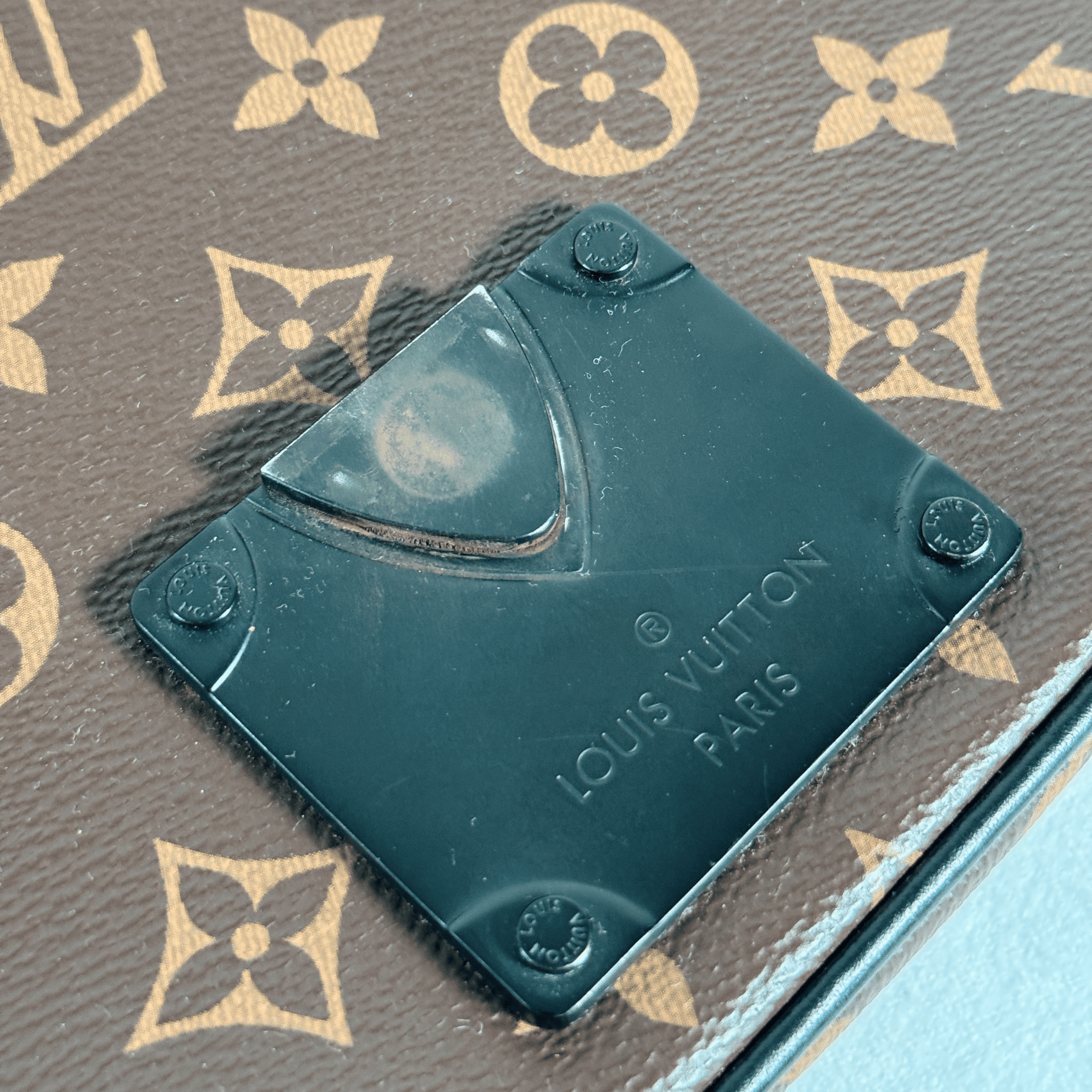 LOUIS VUITTON - S LOCK MESSENGER - TOILE MONOGRAM MACASSAR - La Belle Boutique
