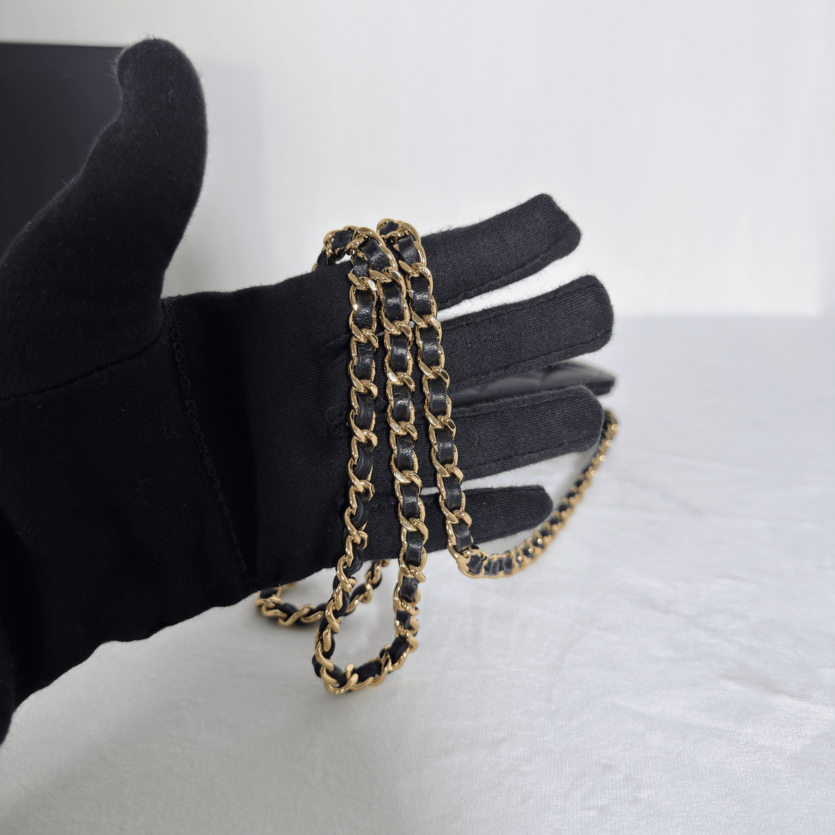 CHANEL - WALLET ON CHAIN CLASSIQUE - CUIR D'AGNEAU MATELASSÉ NOIR