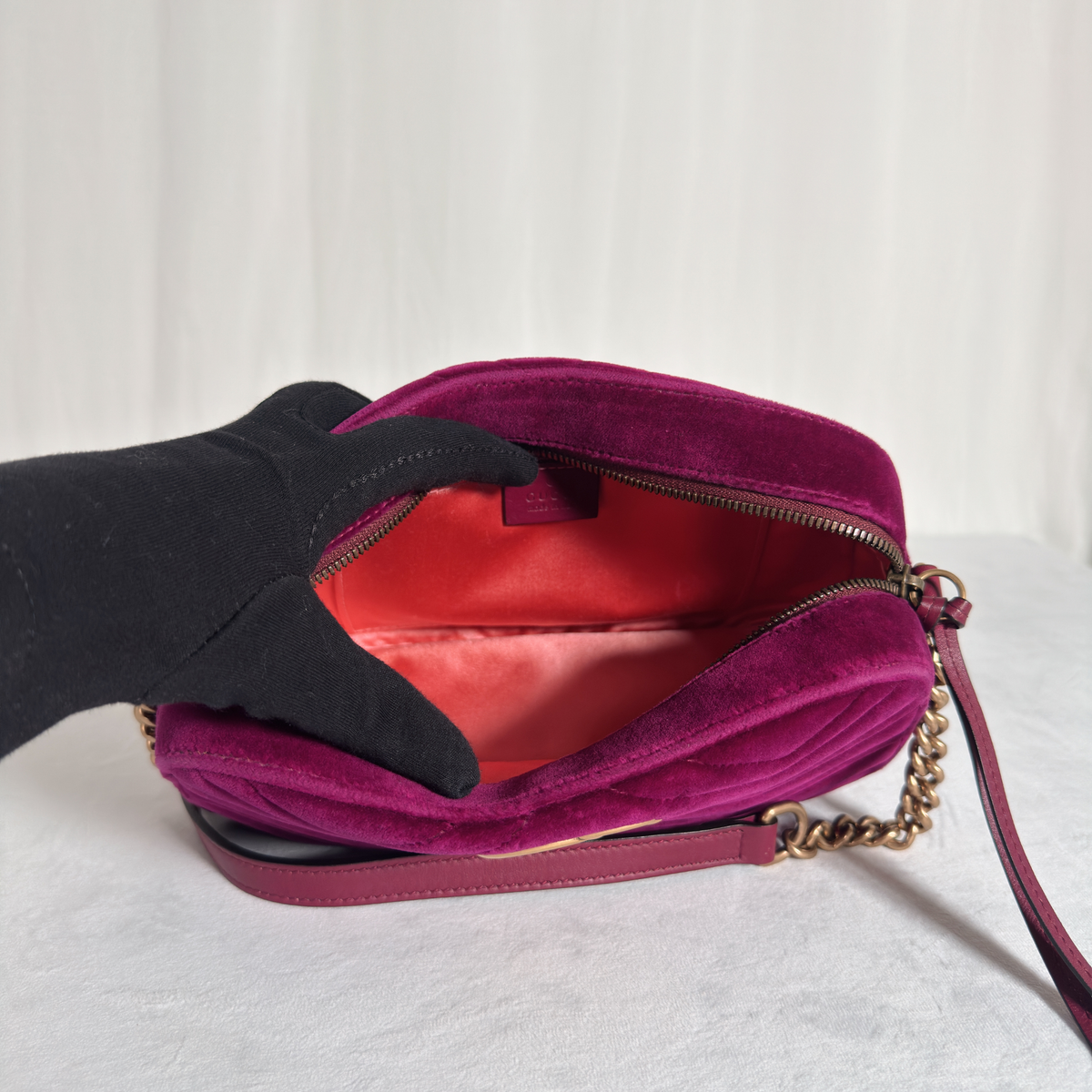 GUCCI - GG MARMONT CAMERA SMALL - VELOURS MATELASSÉ FUCHSIA