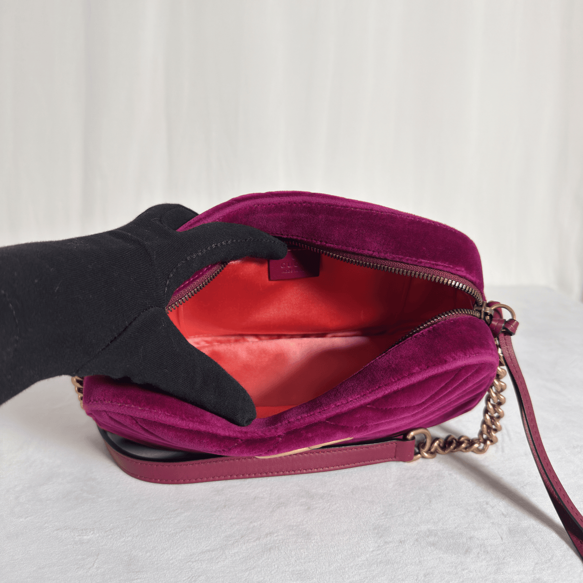 GUCCI - GG MARMONT CAMERA SMALL - VELOURS MATELASSÉ FUCHSIA - La Belle Boutique