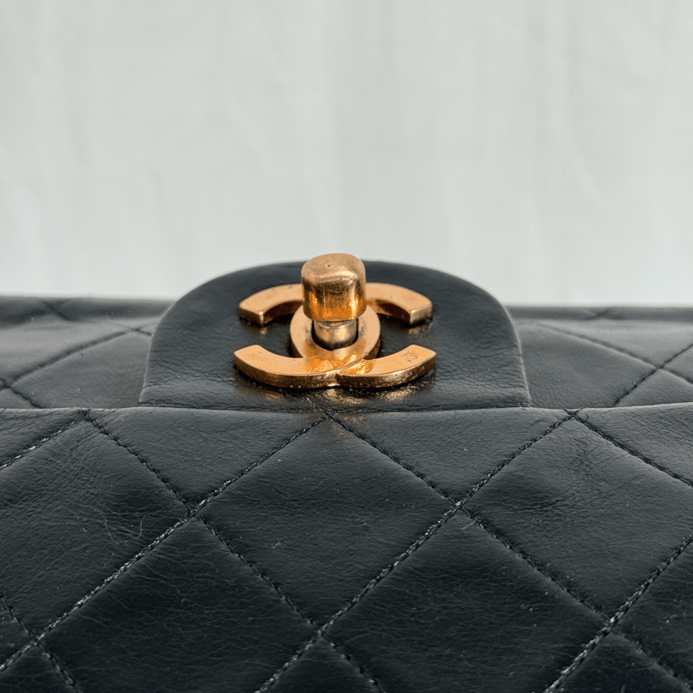 SAC BANDOULIERE CHANEL CLASSIQUE FLAP 25 - CUIR AGNEAU MATELASSE NOIR VINTAGE