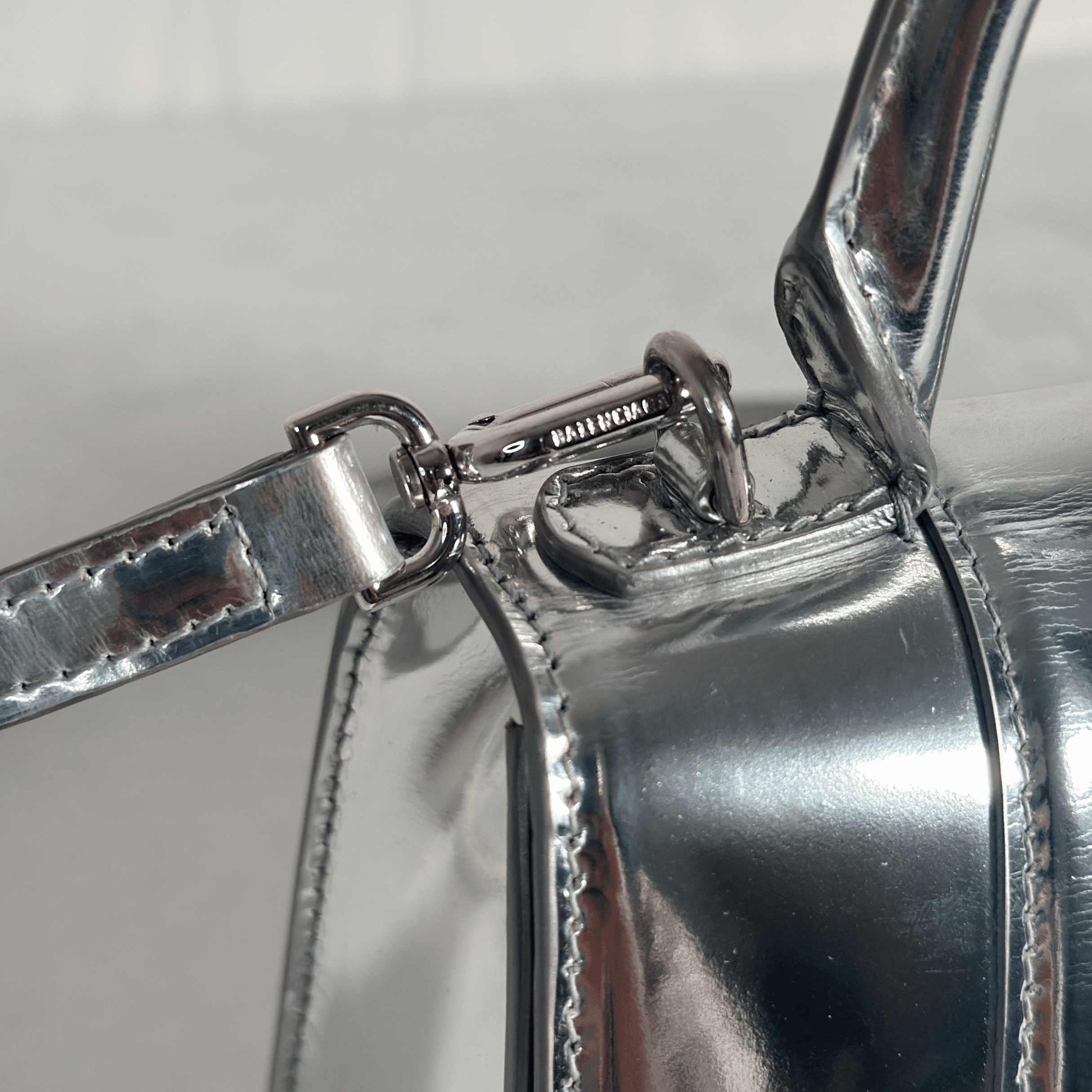 SAC BALENCIAGA HOURGLASS XS EN CUIR DE VEAU EFFET MIROIR ARGENTÉ - La Belle Boutique