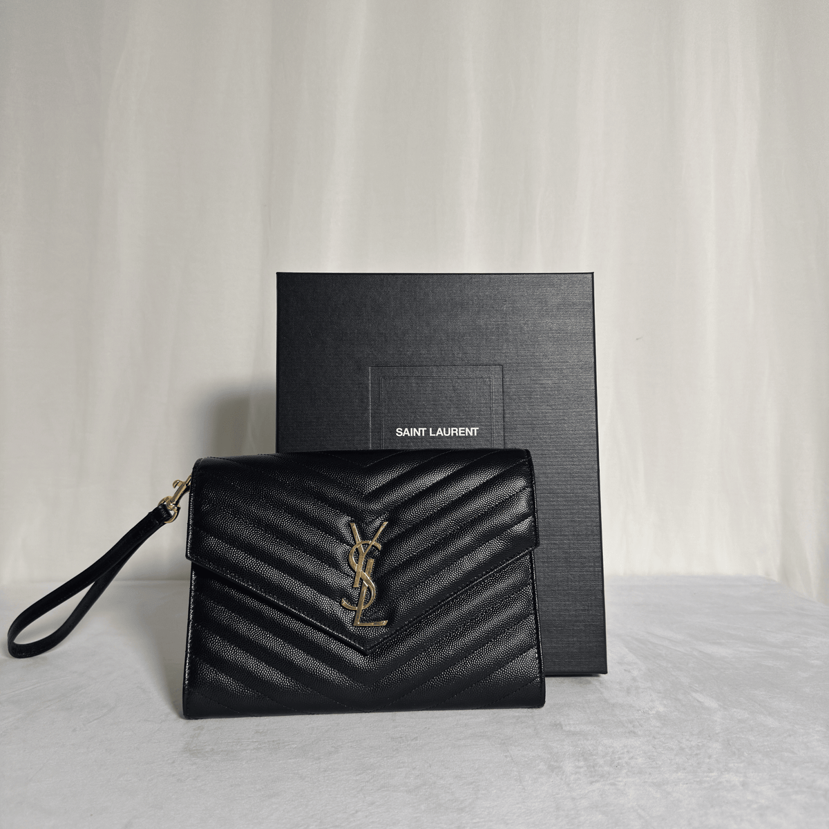 SAINT LAURENT - POCHETTE CASSANDRE MATELASSÉ - CUIR GRAIN DE POUDRE NOIR - La Belle Boutique