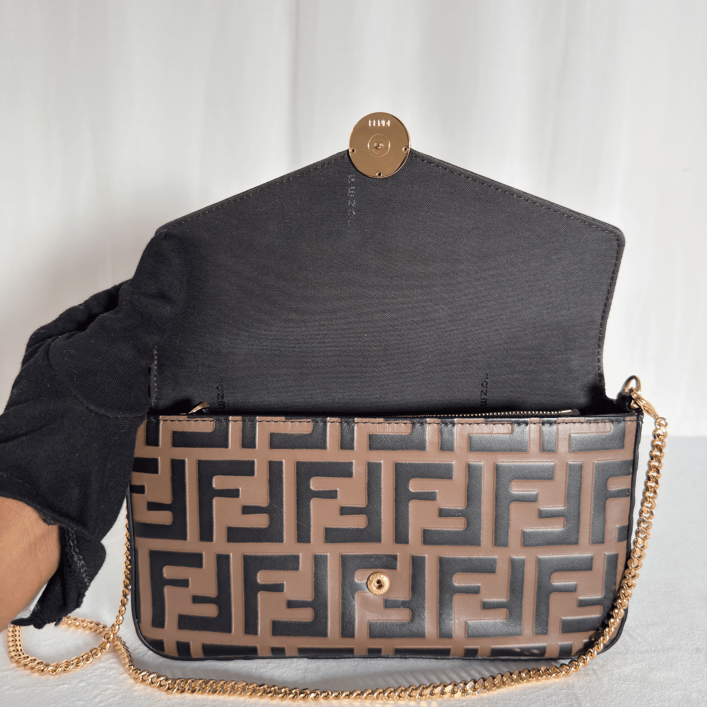 FENDI - POCHETTE WALLET ON CHAIN CUIR NAPPA EMBOSSÉ FF NOIR/TABAC - La Belle Boutique
